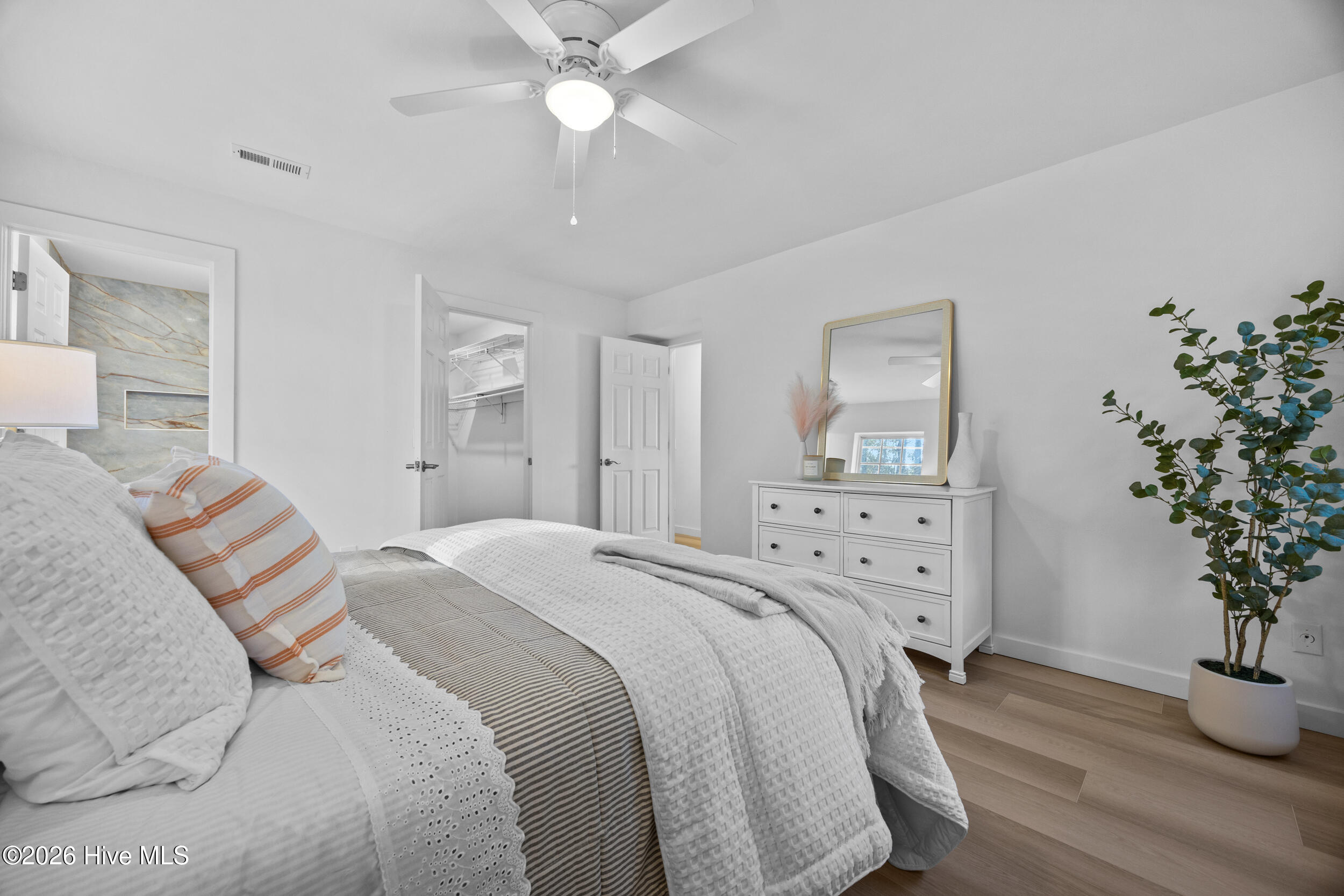 100557284 | Photo 16