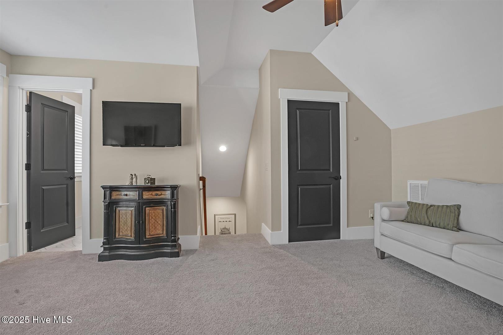 100542626 | Photo 43