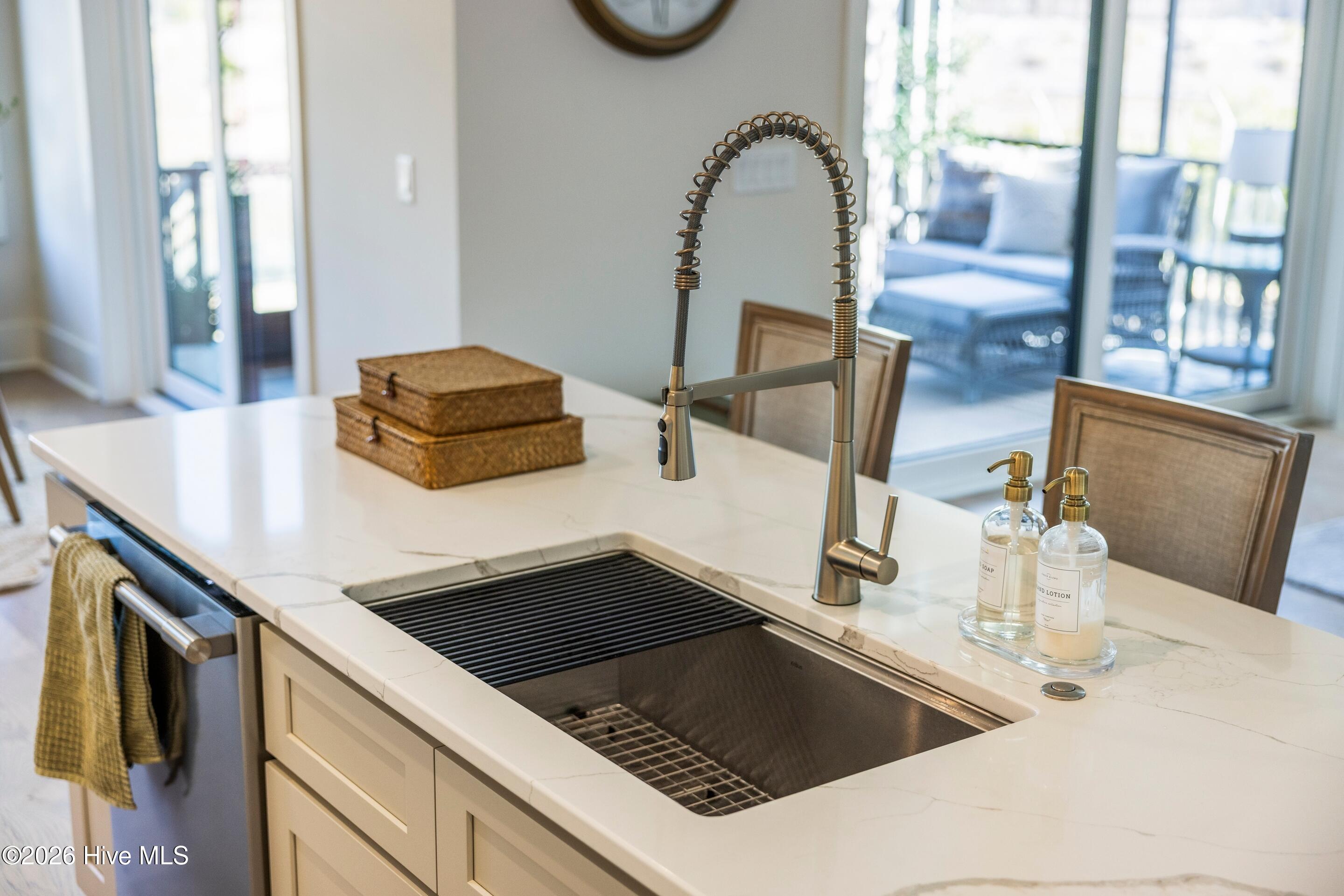 100546830 | Photo 22