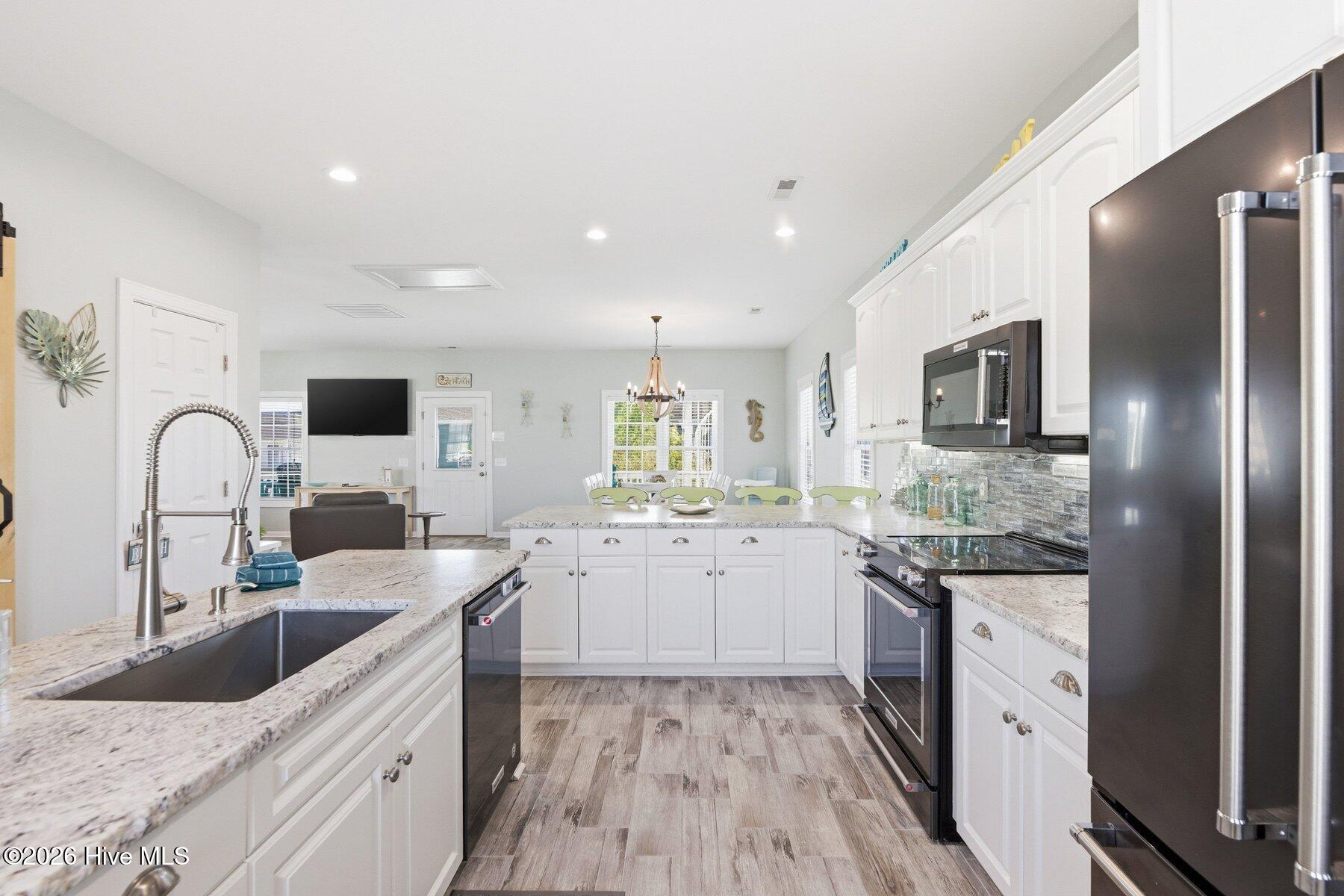 100570503 | Photo 13