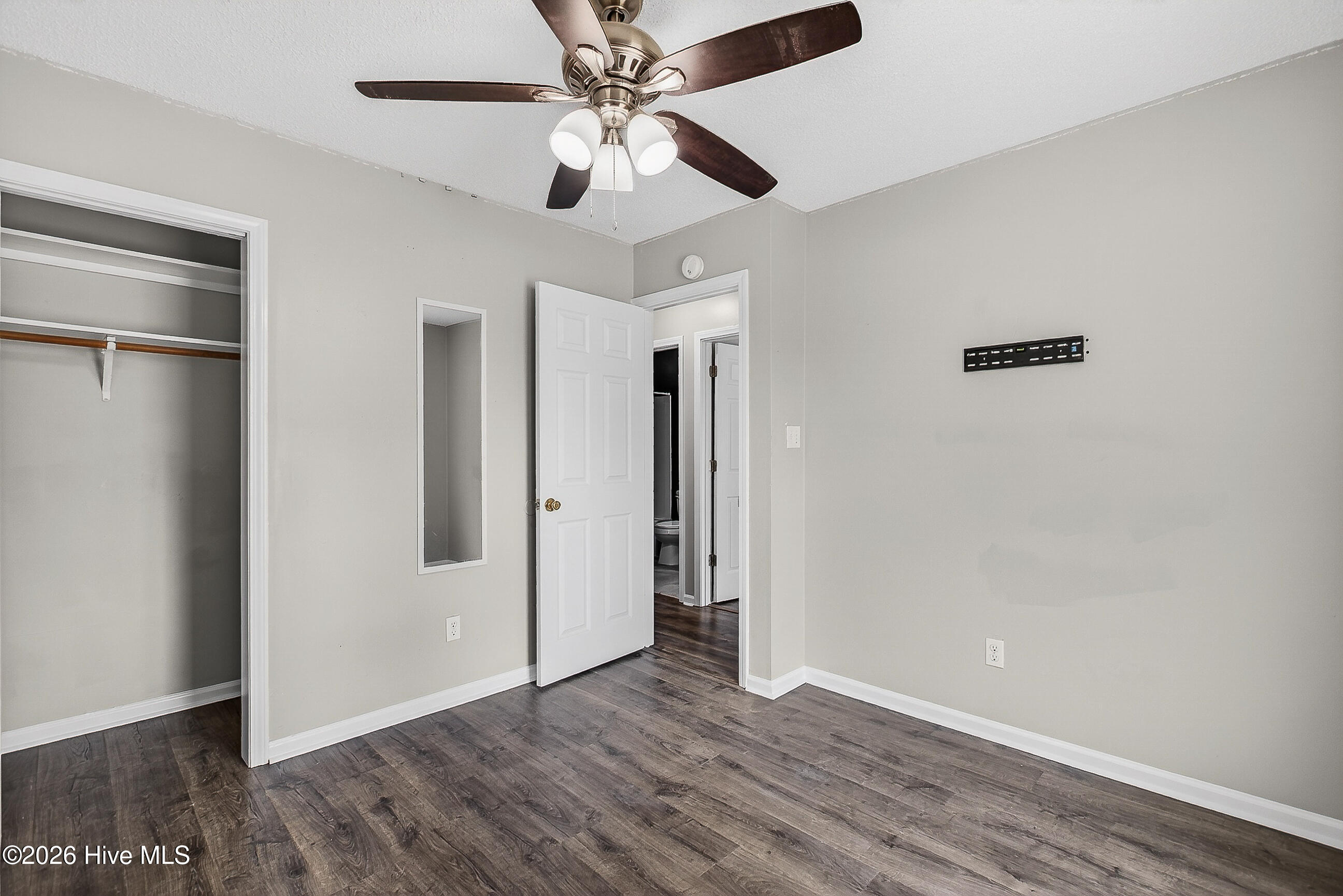 100570580 | Photo 23