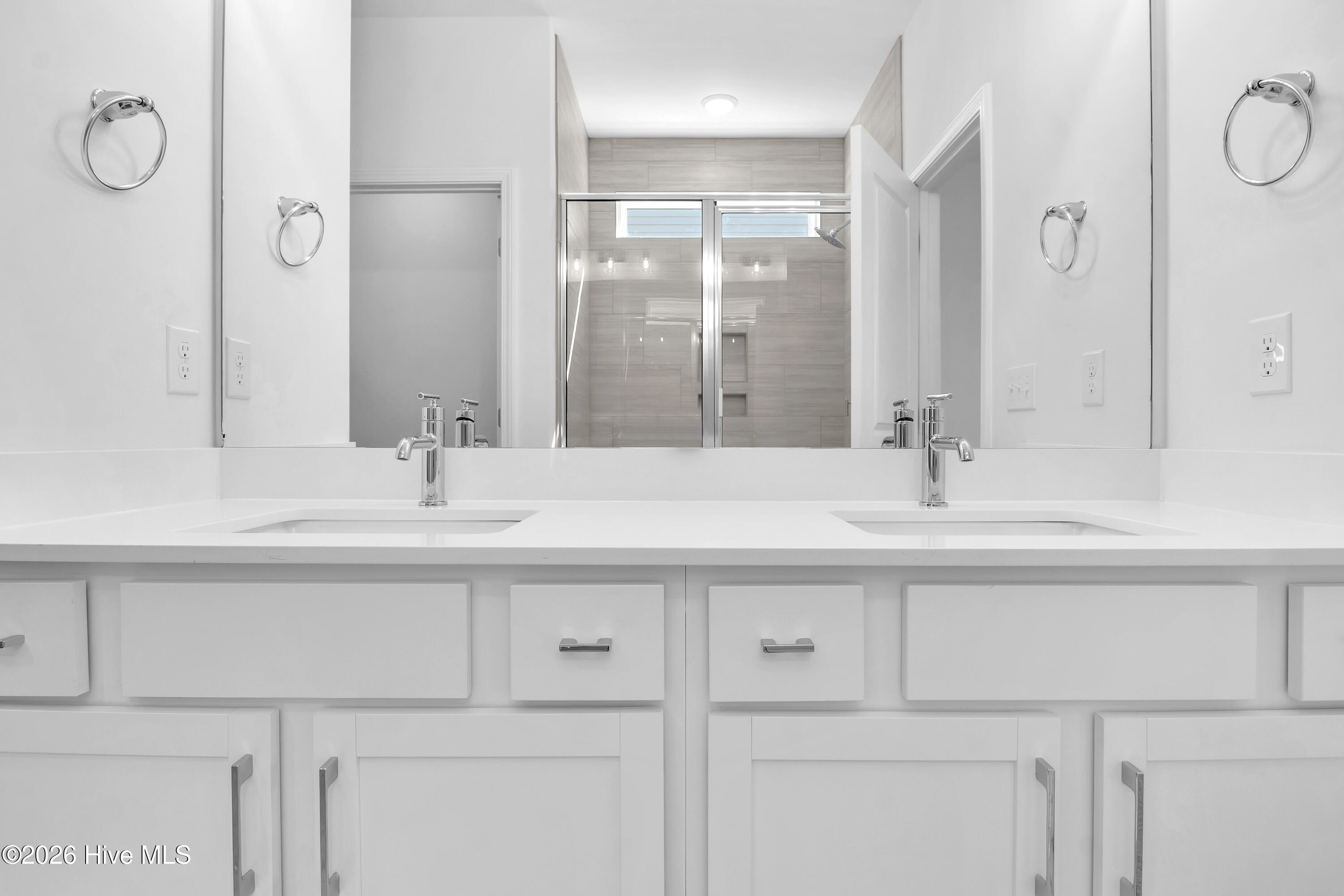 100563590 | Photo 25