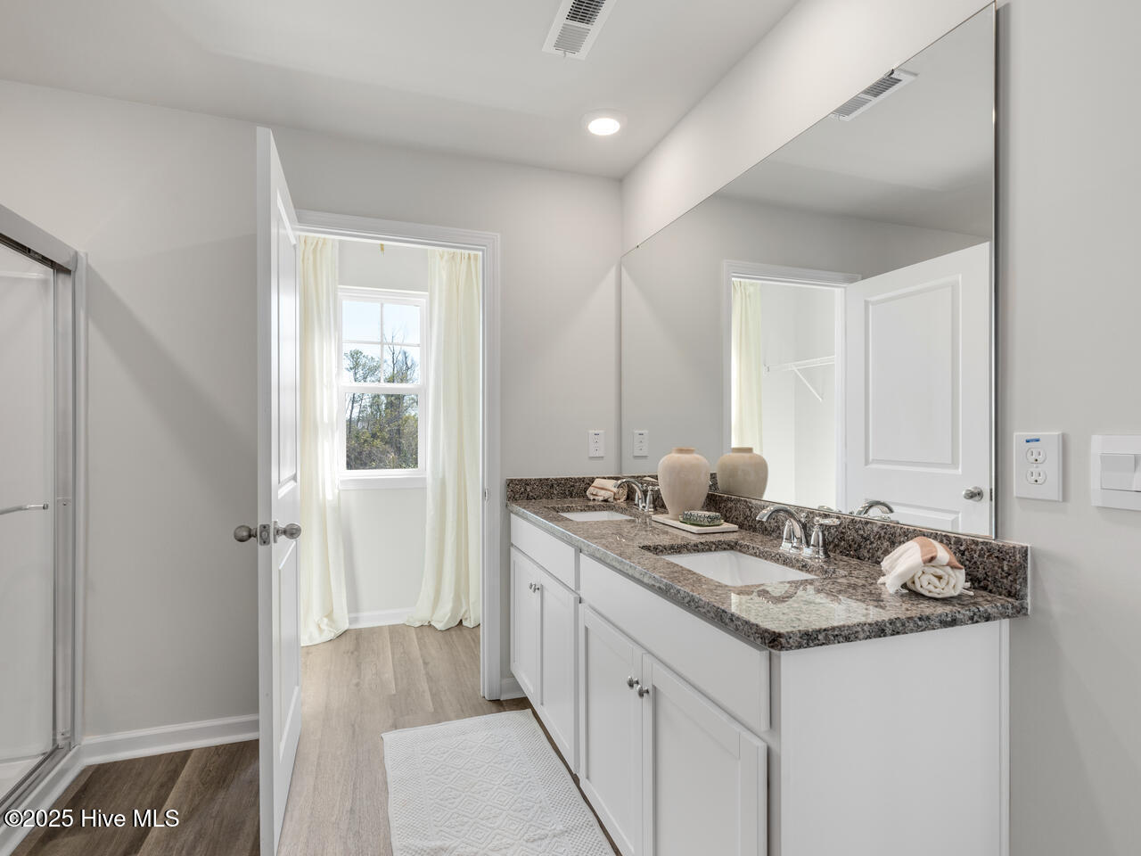 100556839 | Photo 32