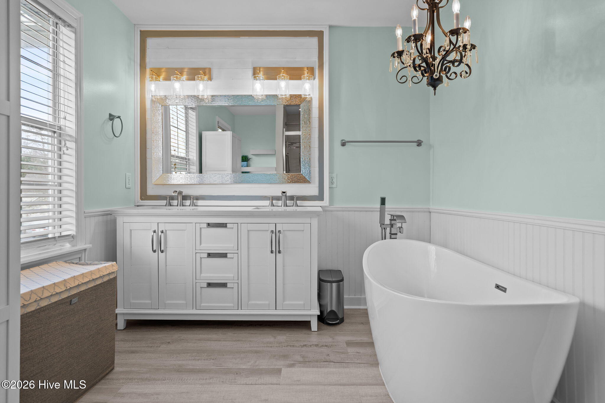 100548092 | Photo 32