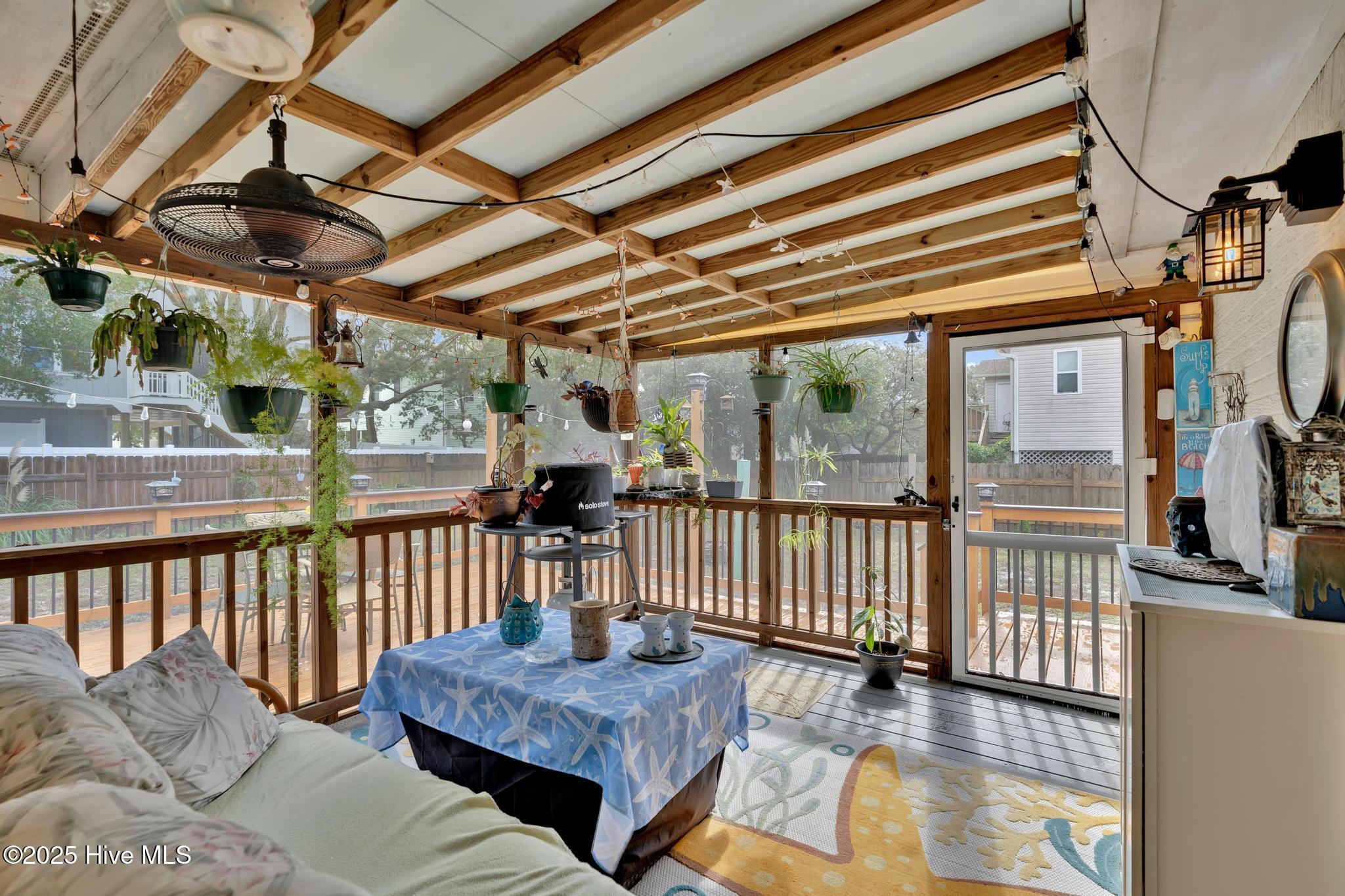 100540087 | Photo 36