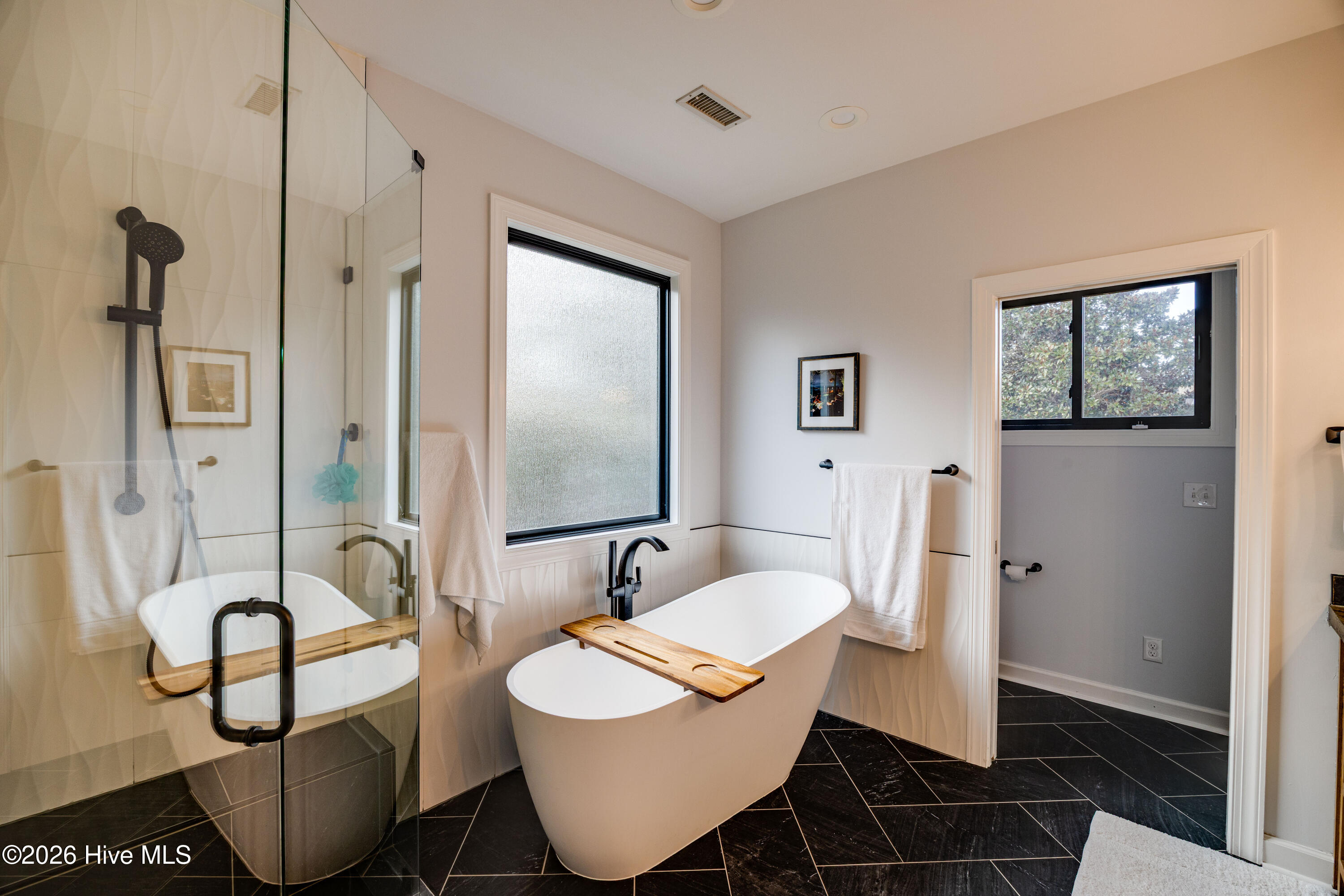 100548978 | Photo 19