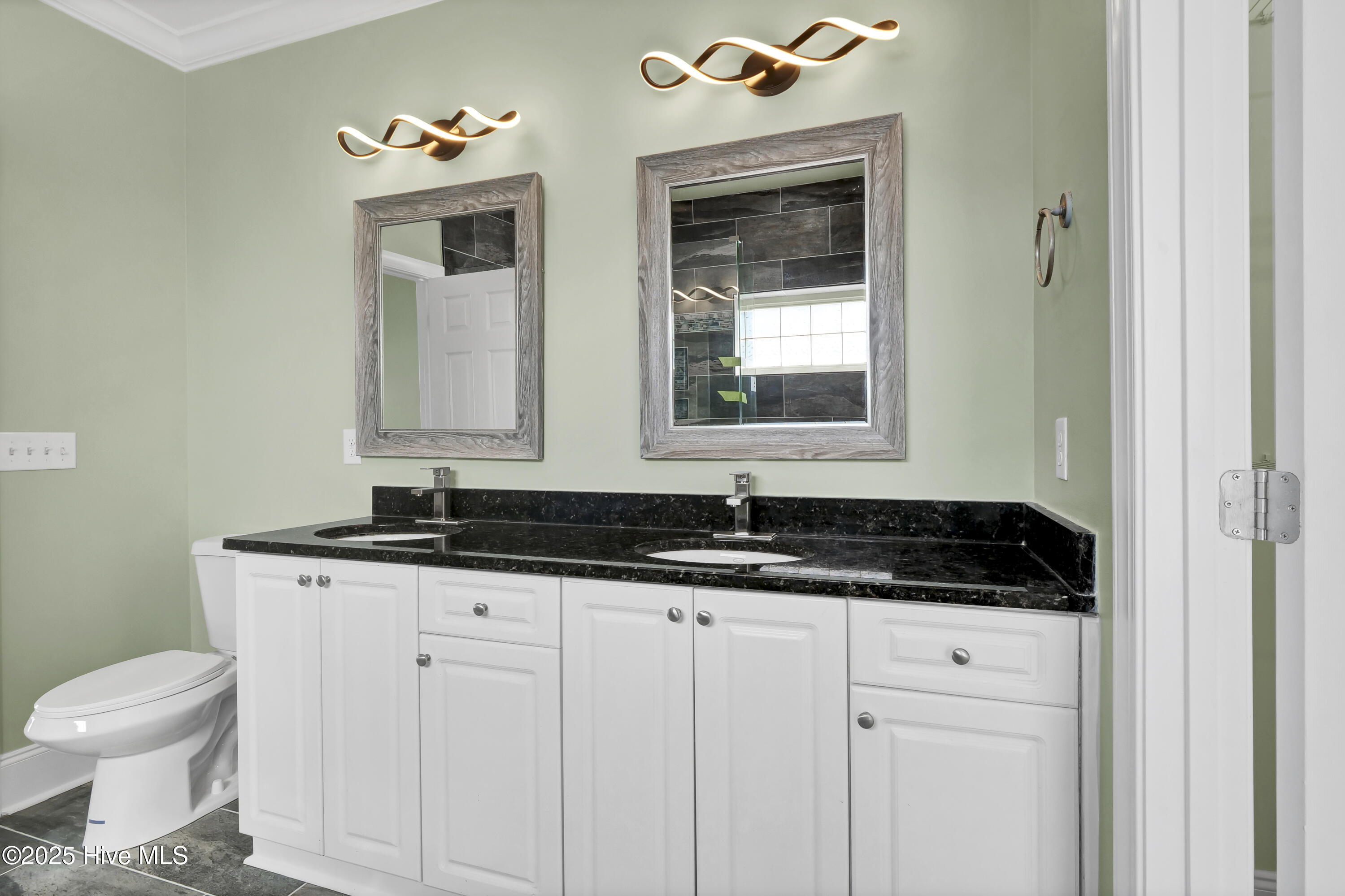 100546840 | Photo 24