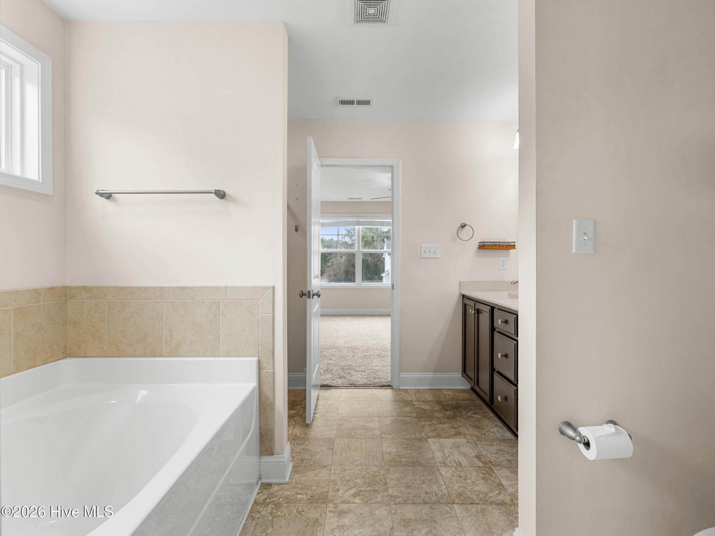 100548772 | Photo 43