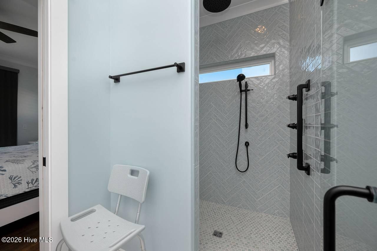 100560212 | Photo 141