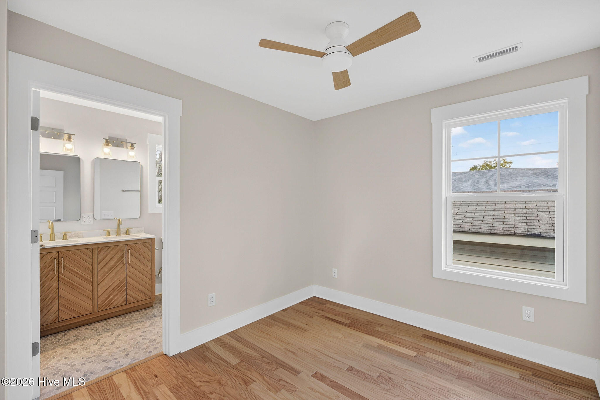 100542142 | Photo 18