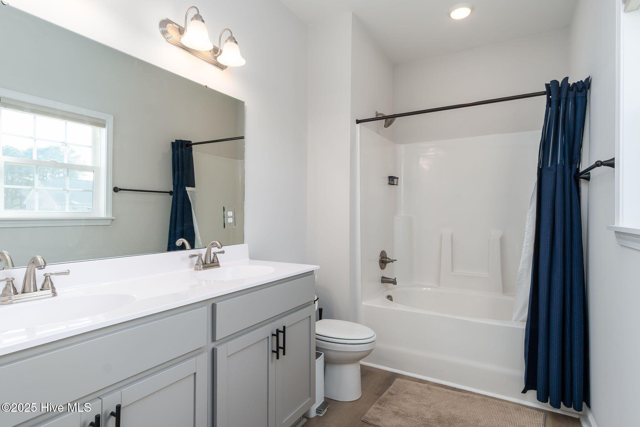 100543610 | Photo 21