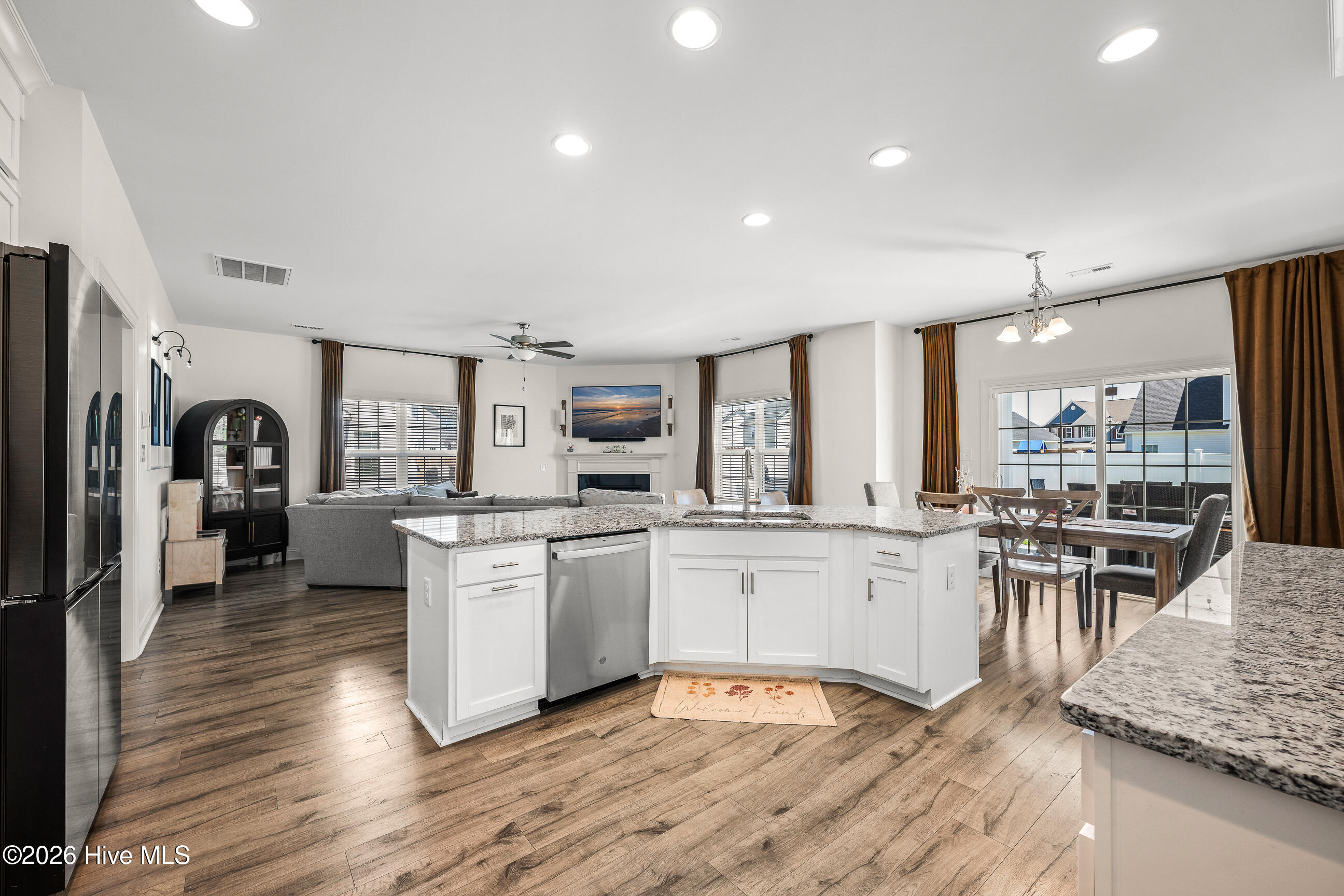 100567296 | Photo 15