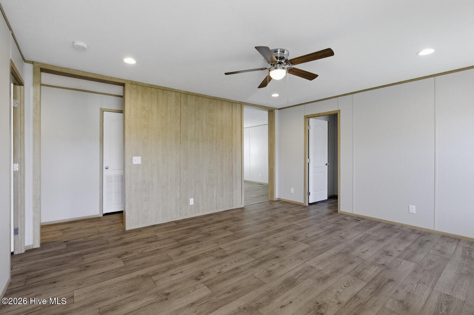 100565358 | Photo 32