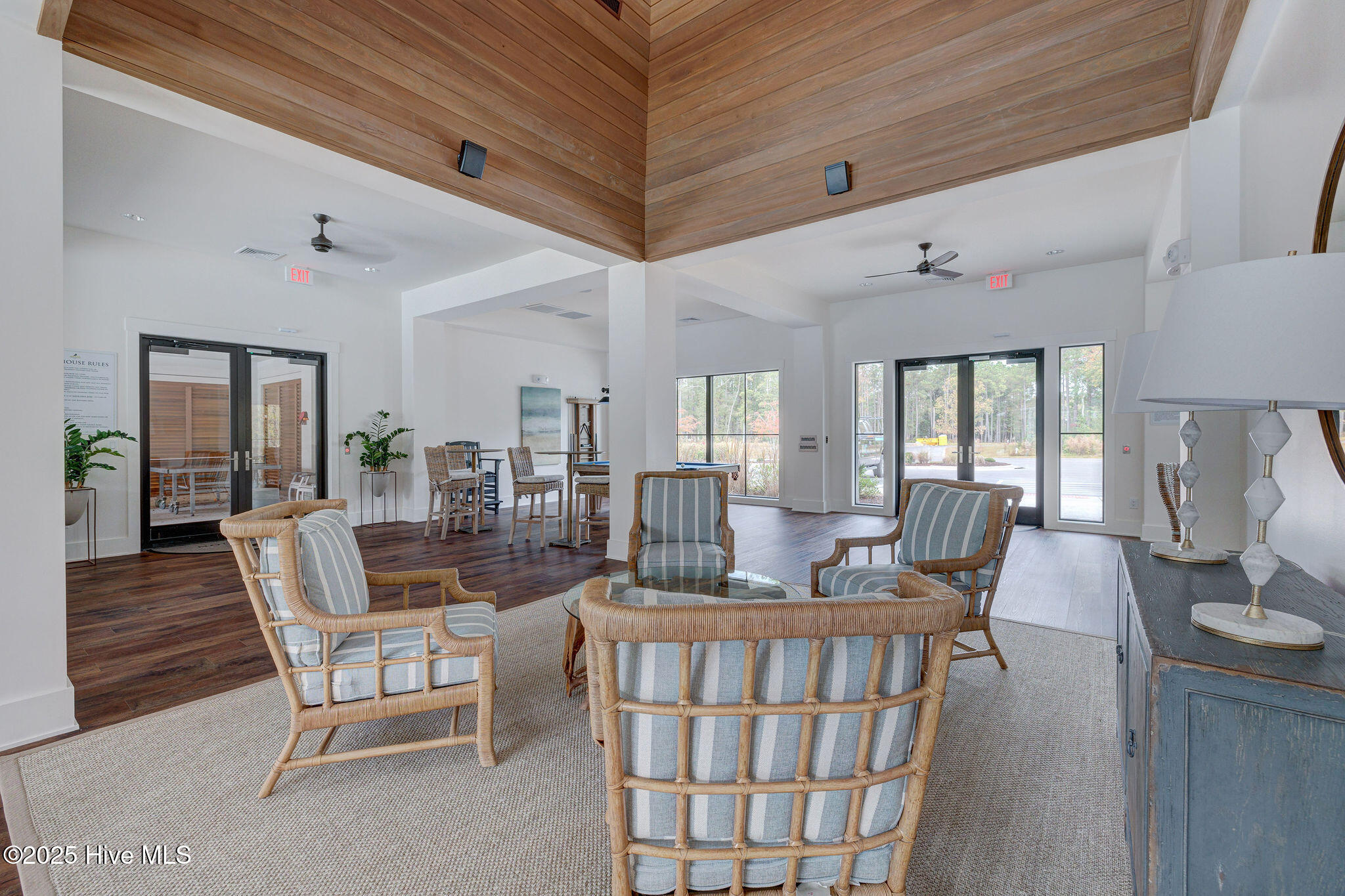 100488760 | Photo 18