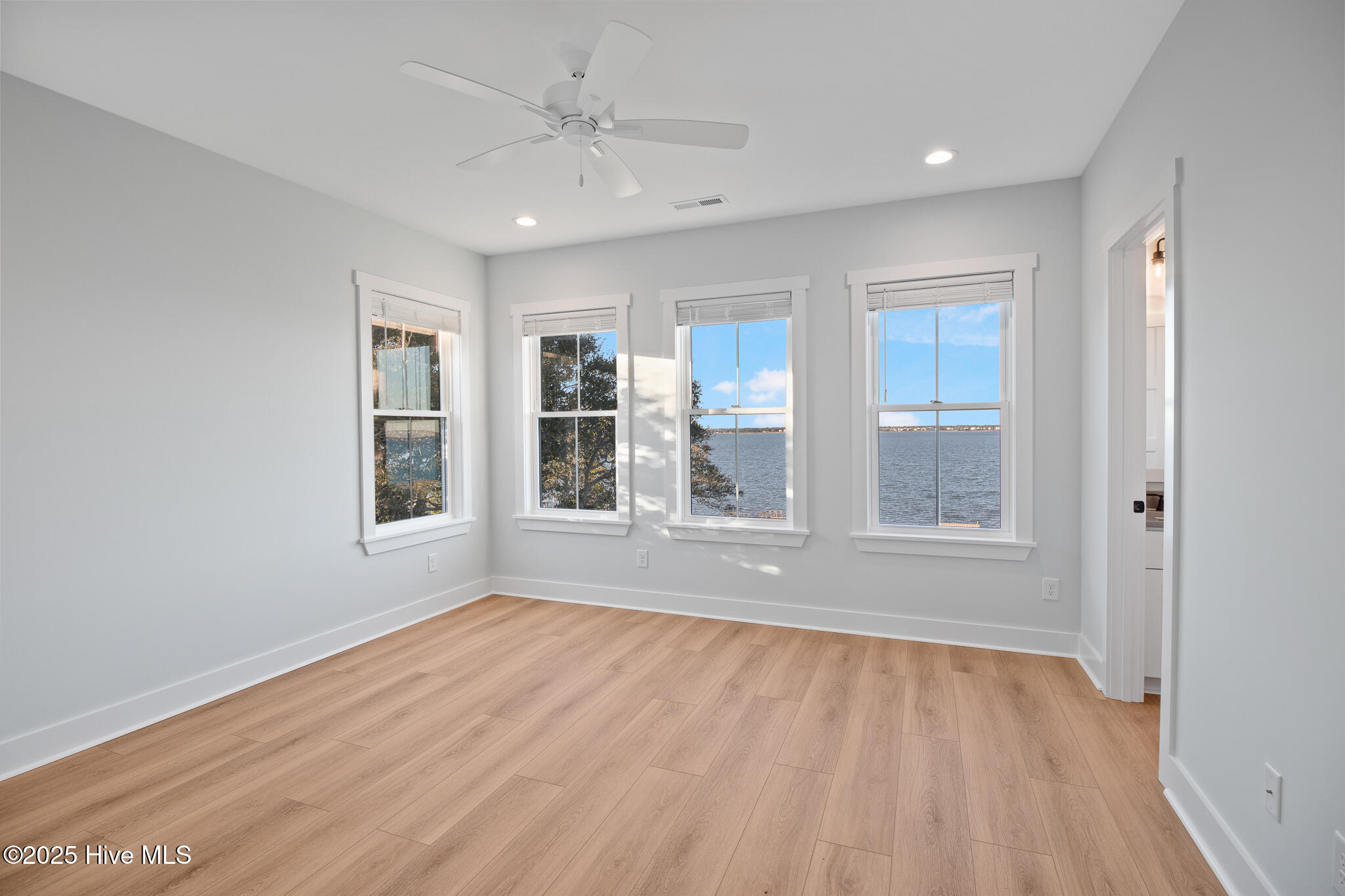 100545975 | Photo 18