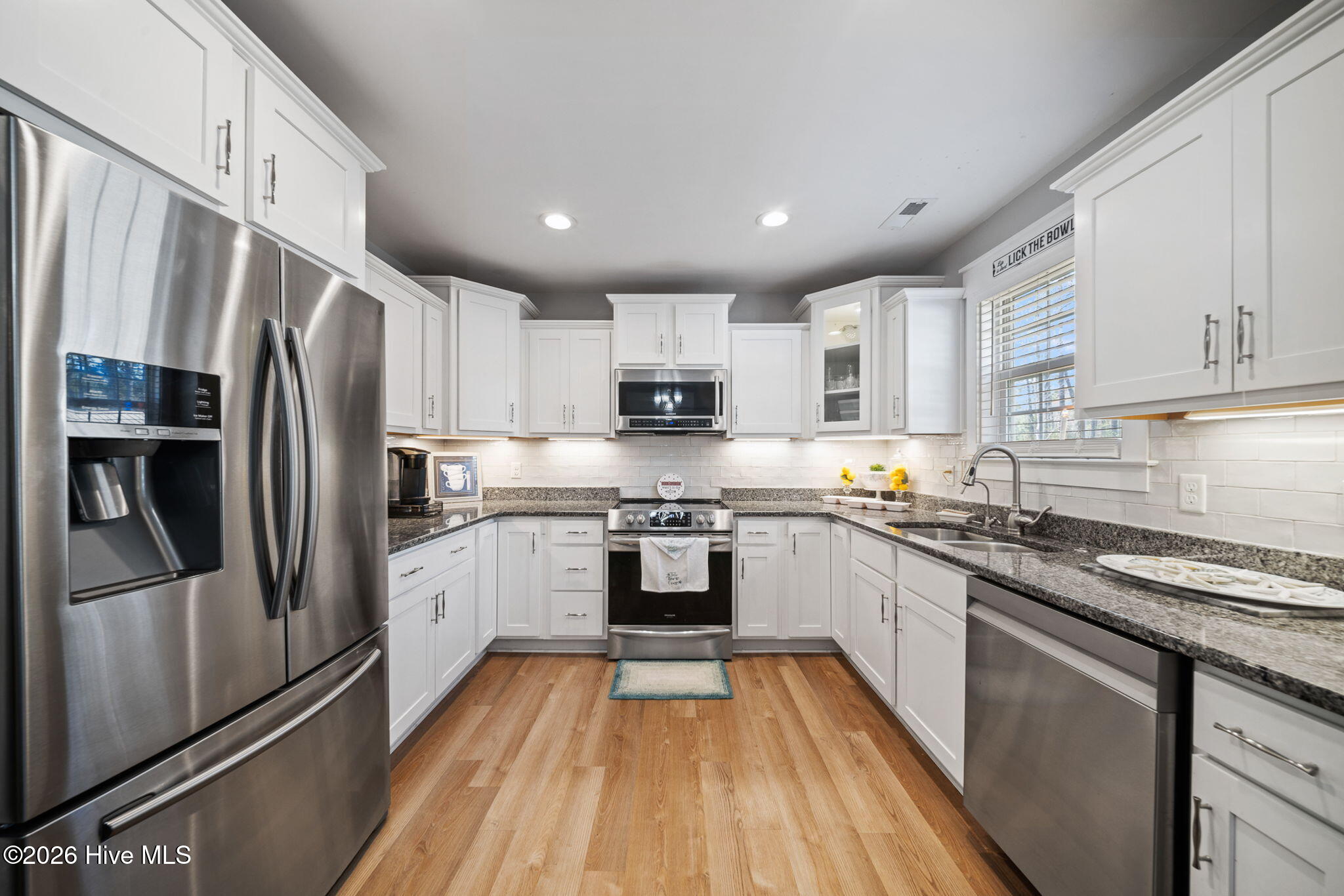 100562103 | Photo 13