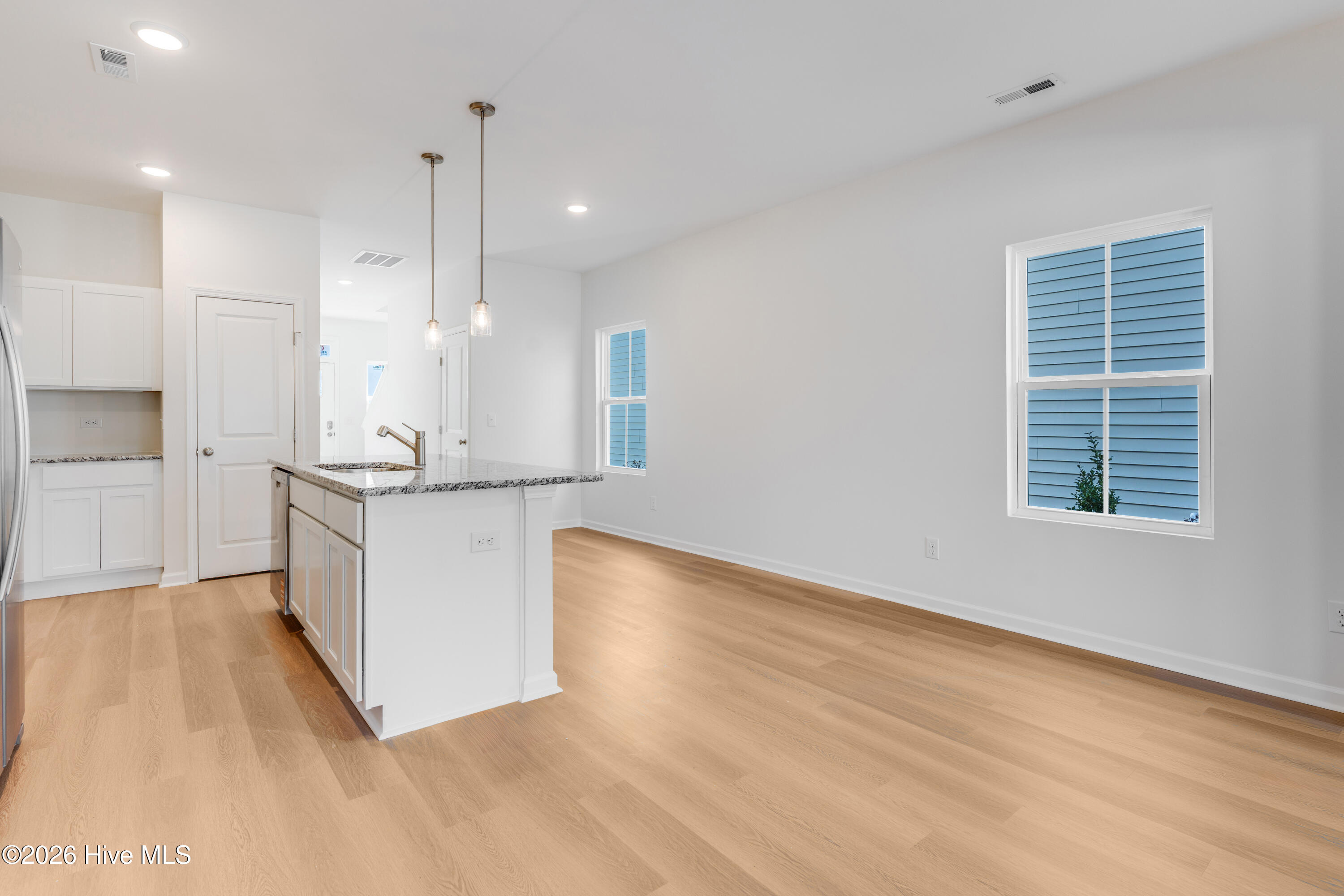 100563545 | Photo 12