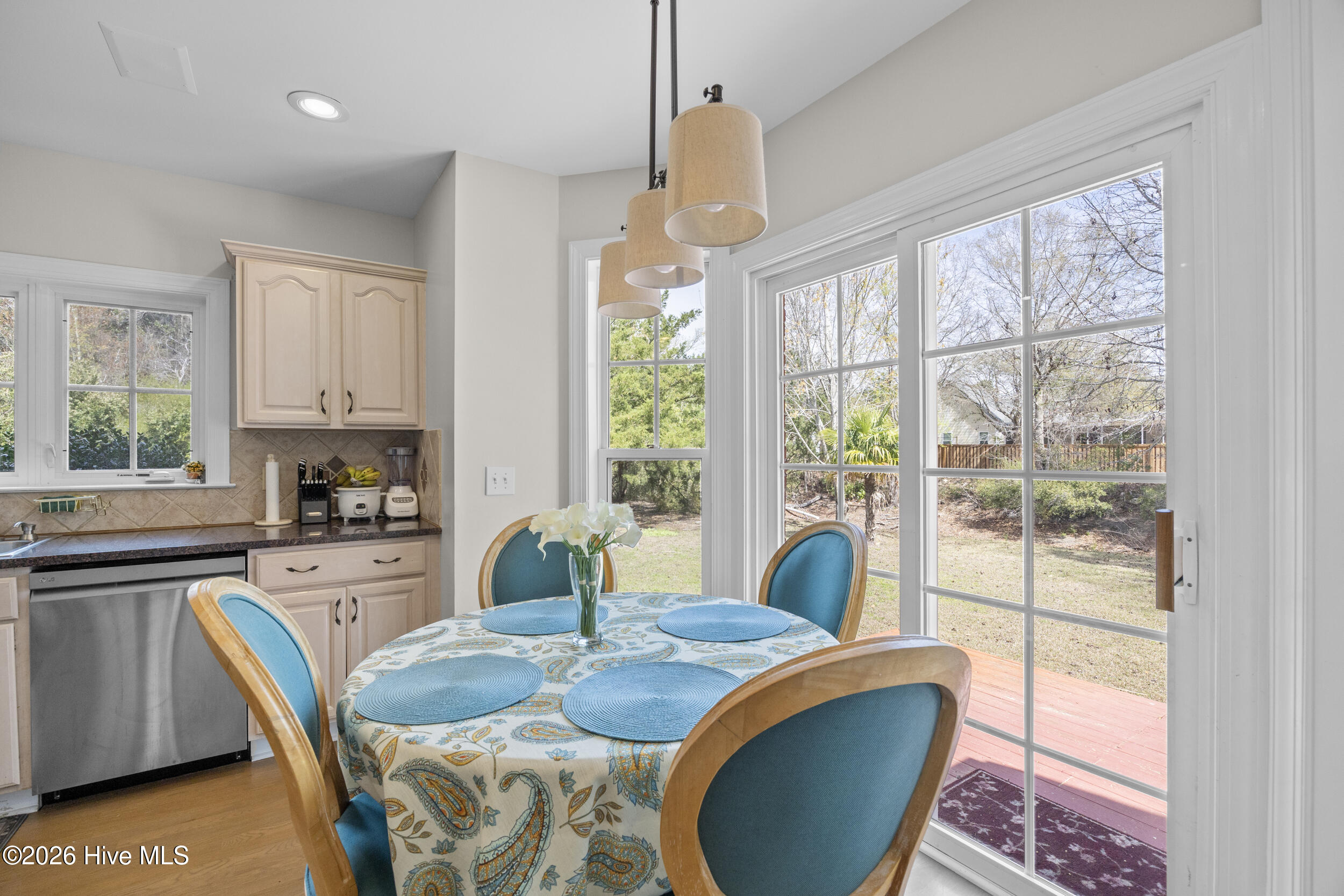 100561336 | Photo 14