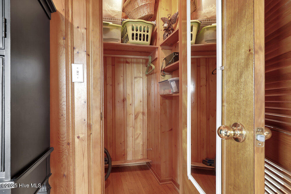 100524042 | Photo 26