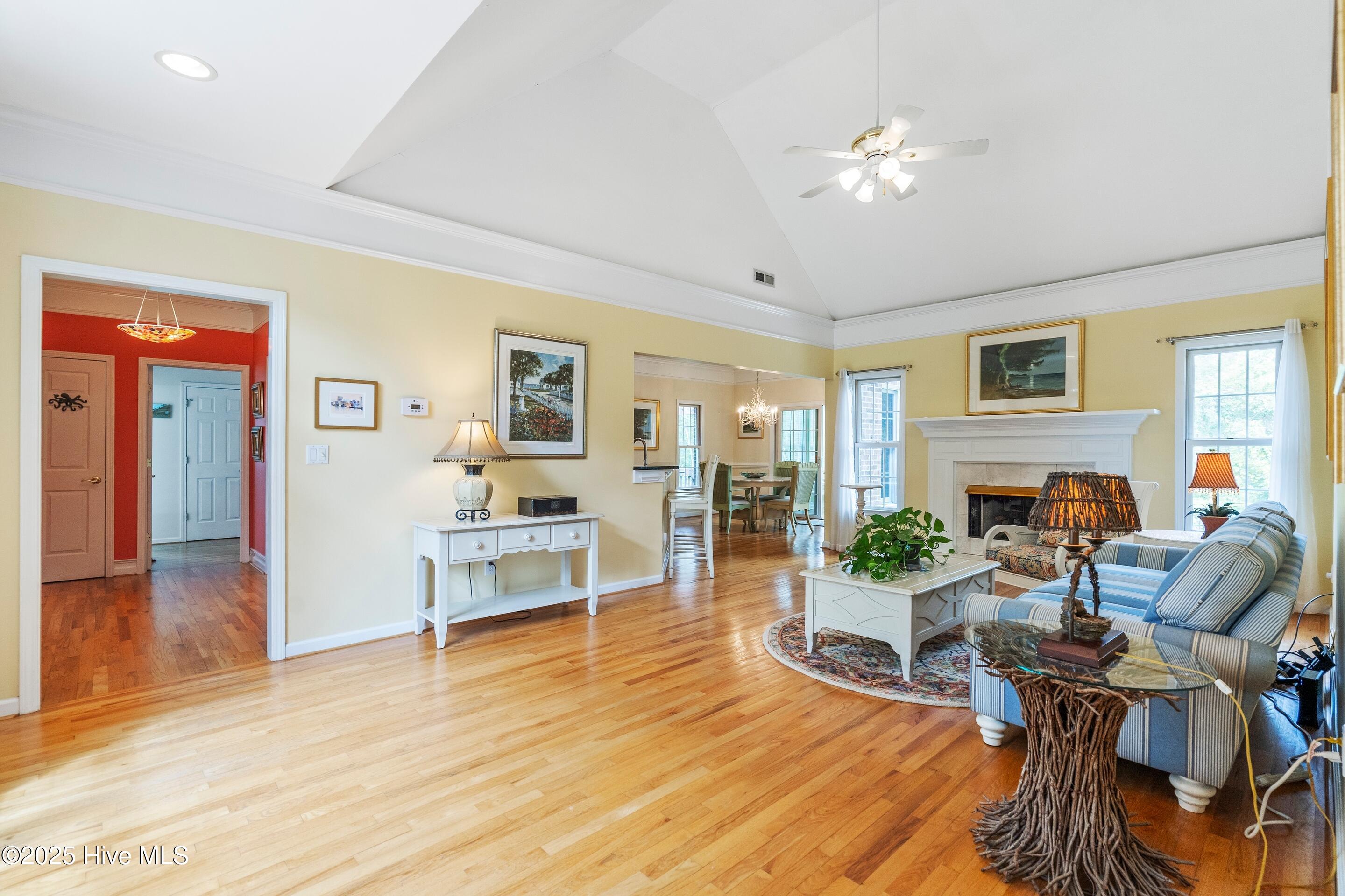 100530044 | Photo 23