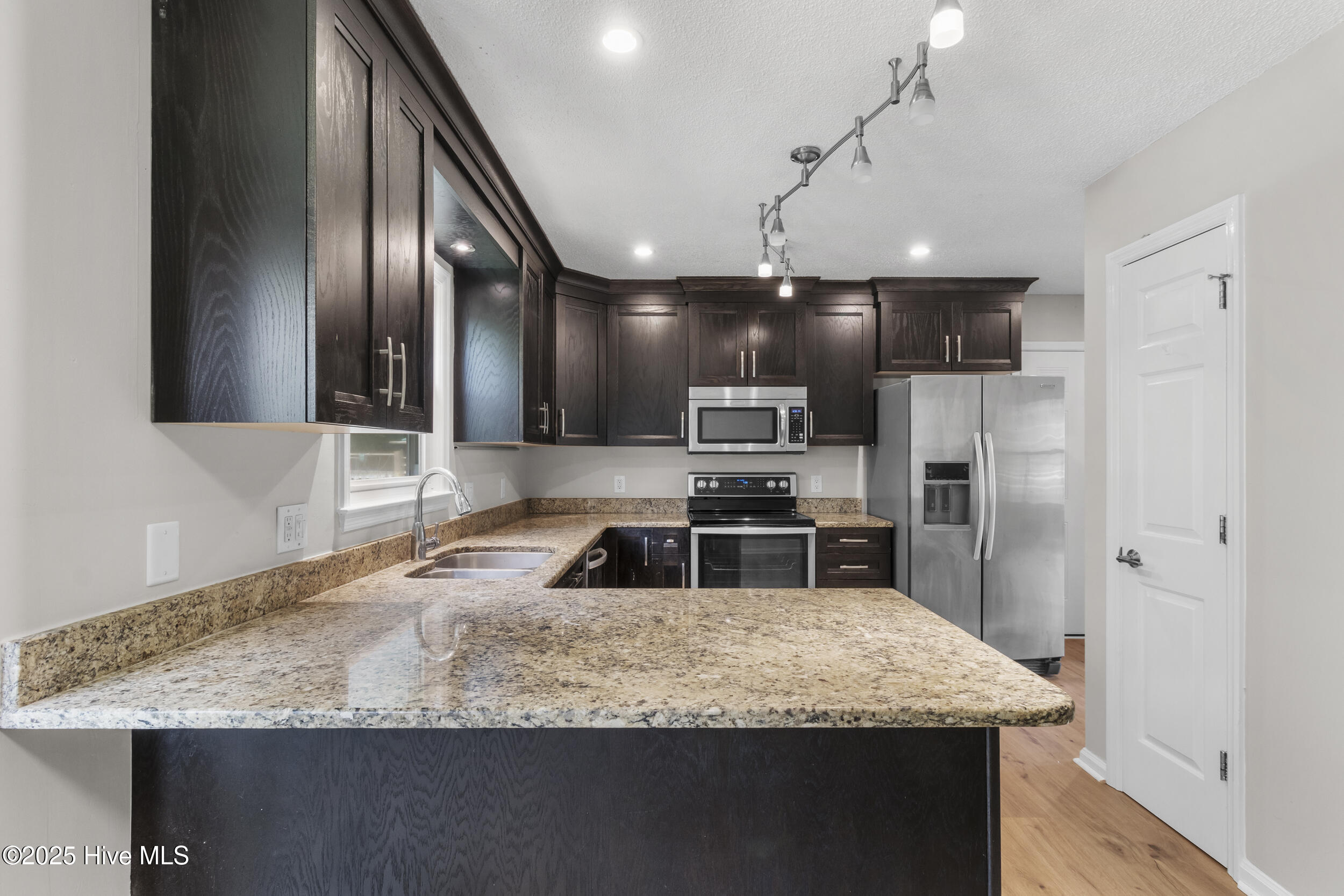 100526469 | Photo 10