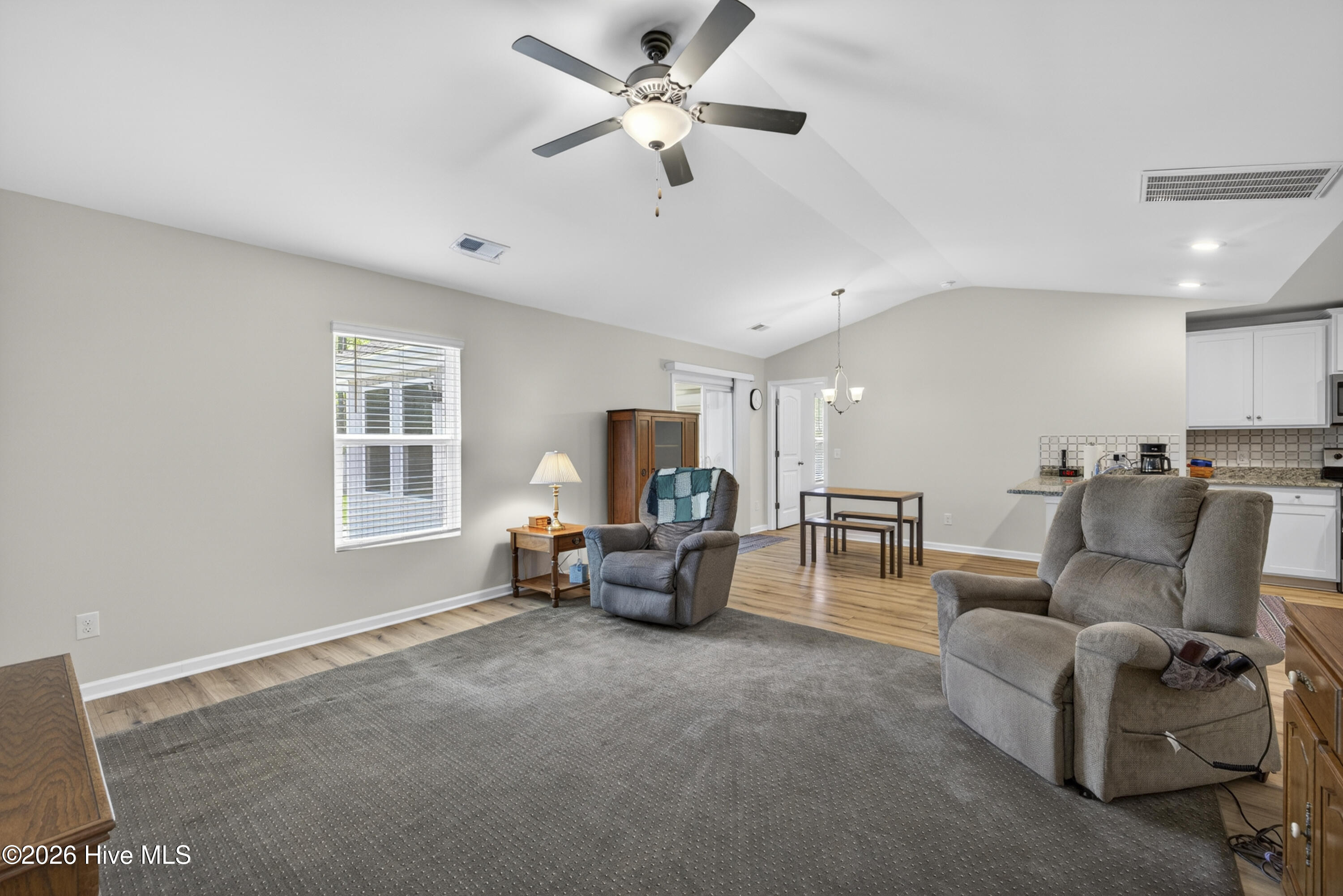 100570076 | Photo 22