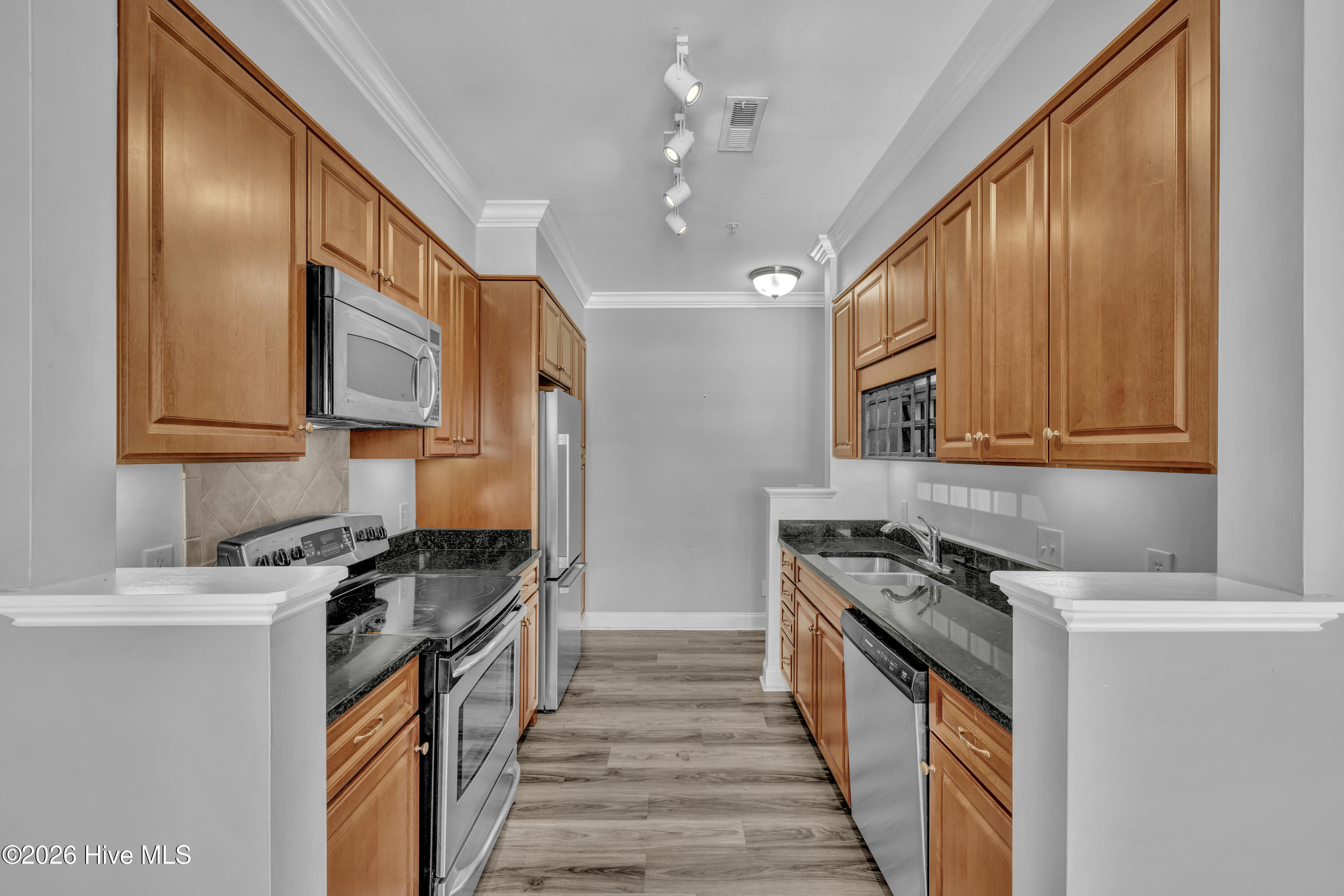 100558584 | Photo 11