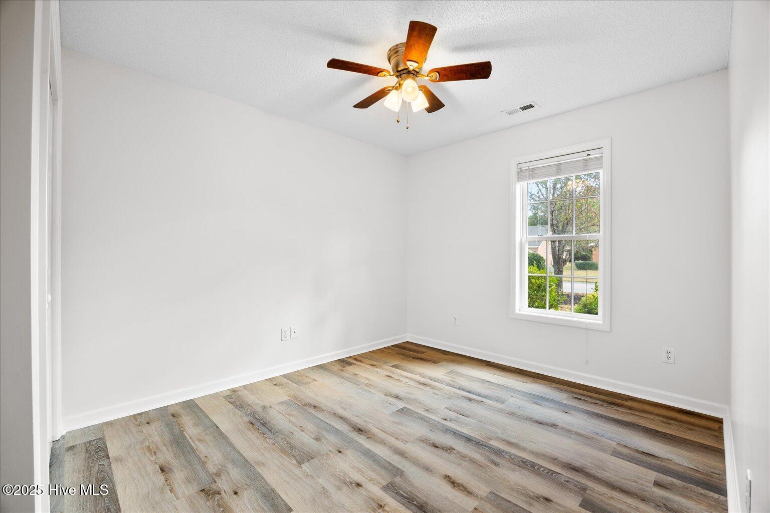 100540475 | Photo 25