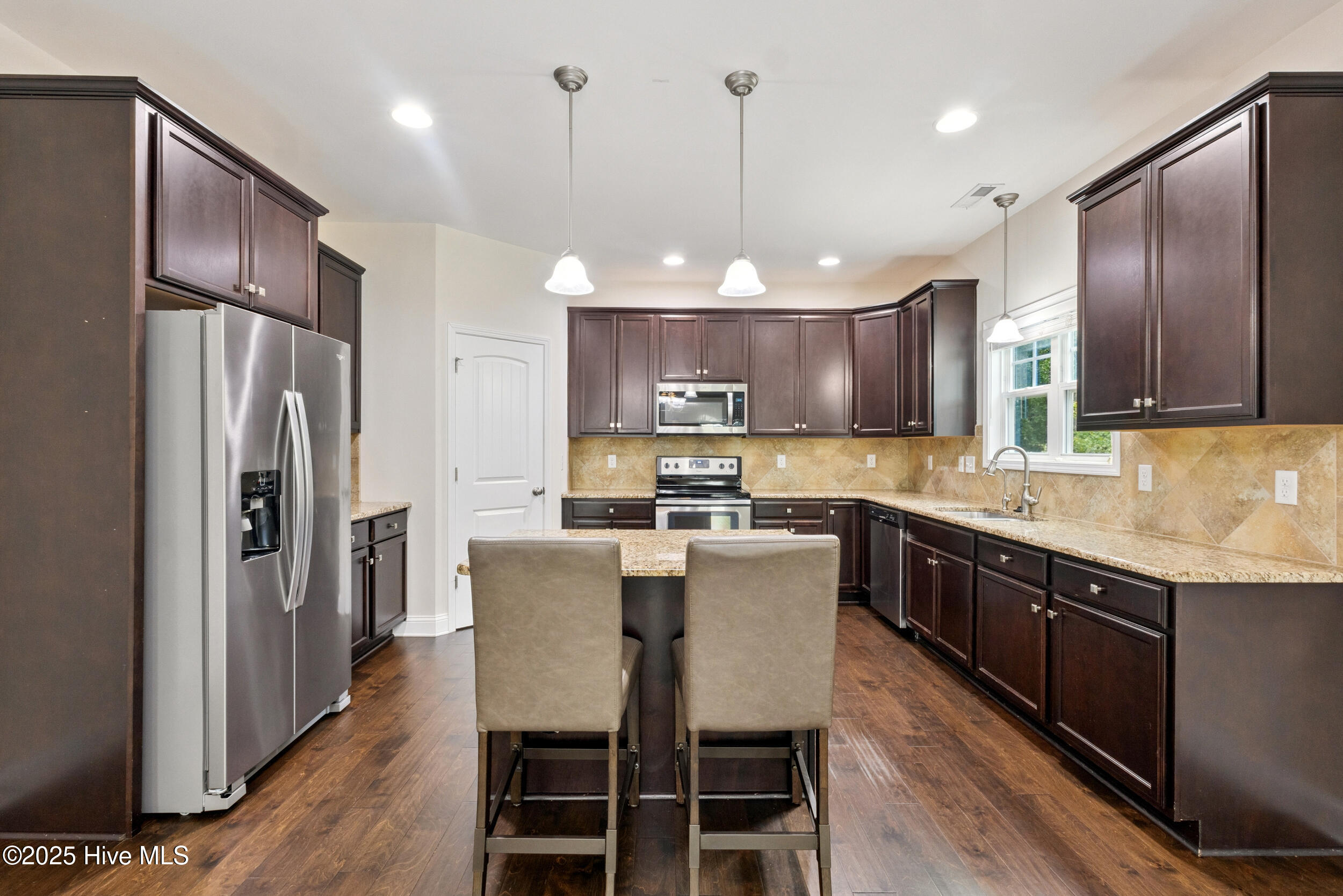 100521845 | Photo 17