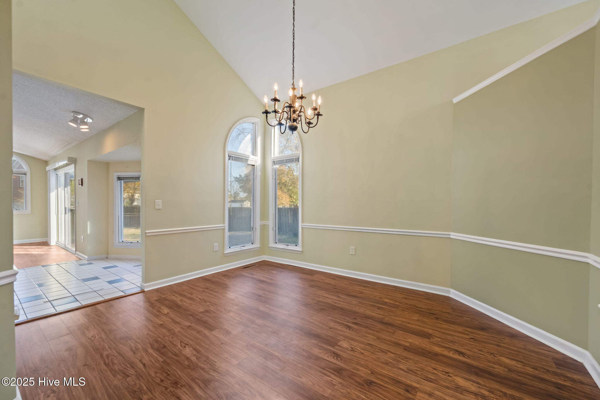 100542327 | Photo 18