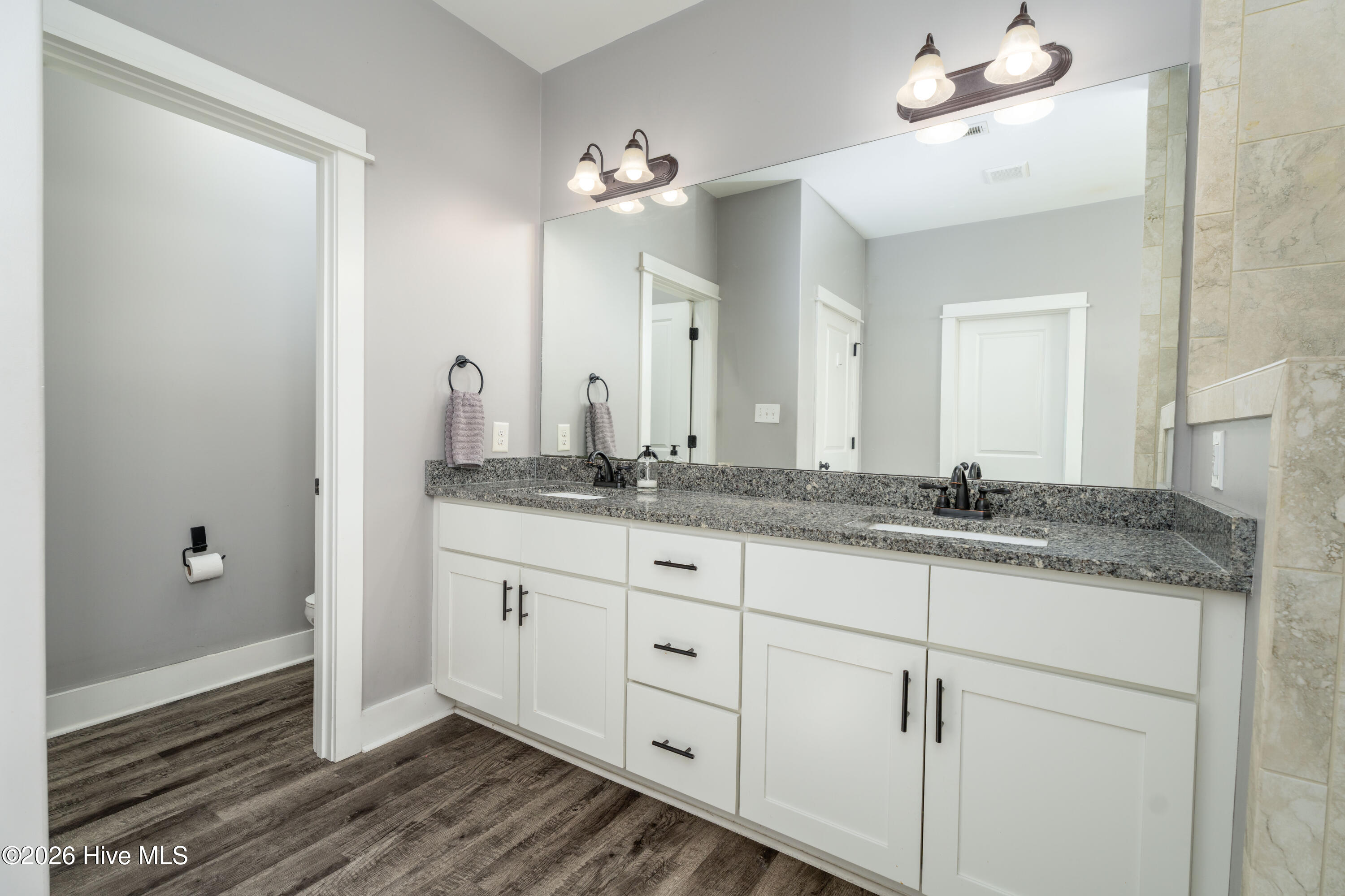 100563882 | Photo 26