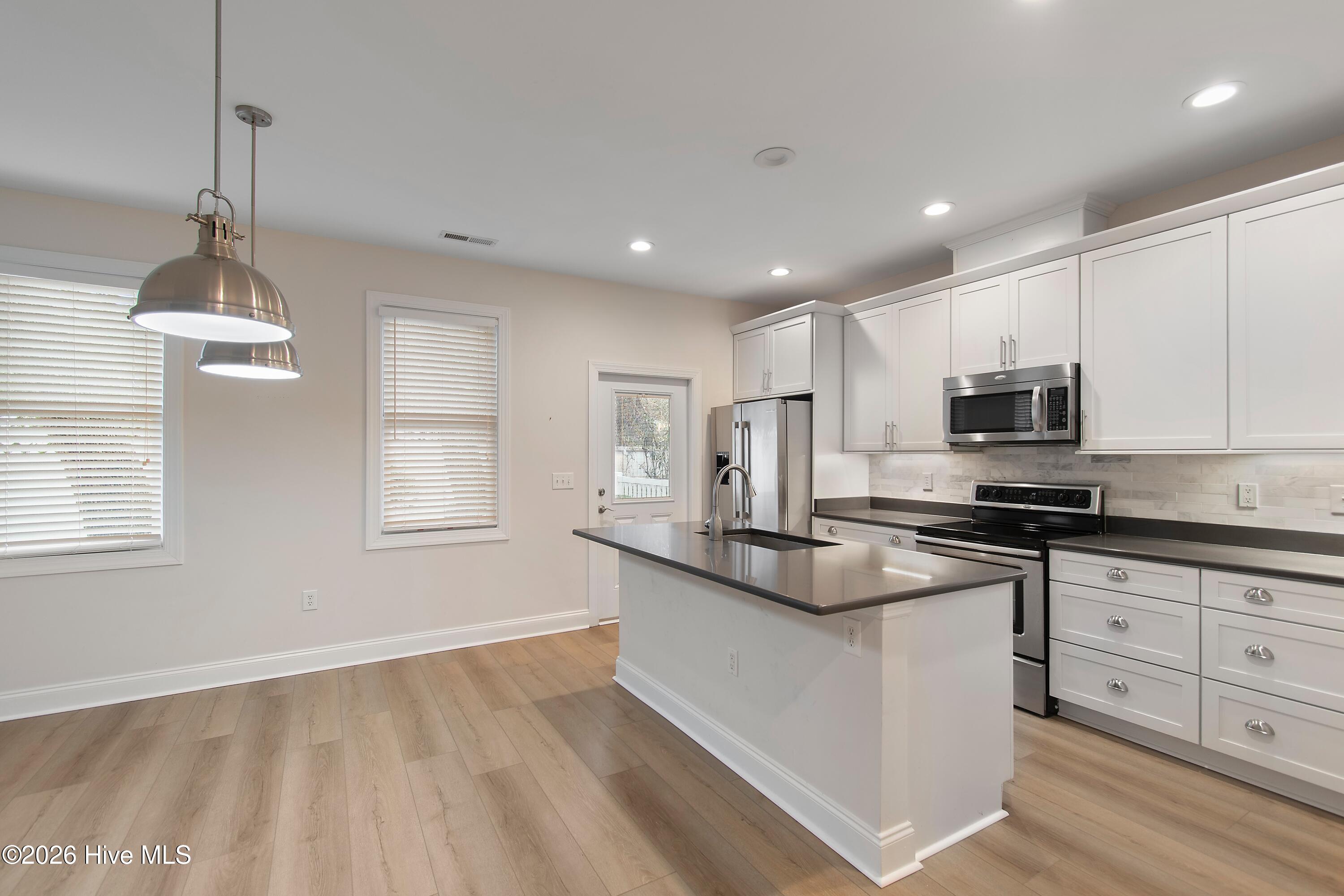 100553178 | Photo 11