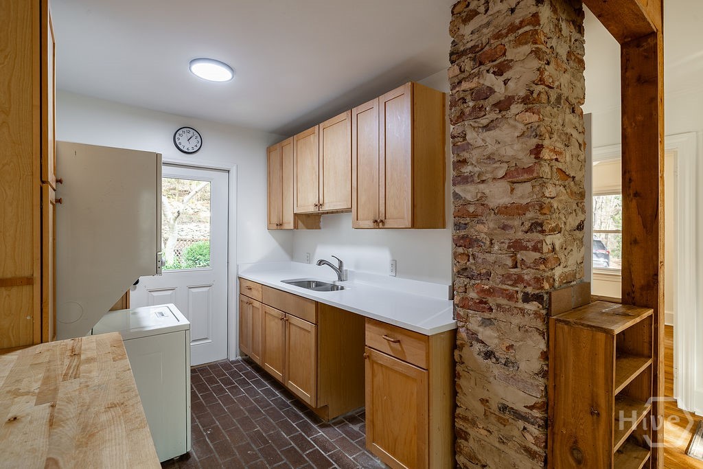 Kitchenette with stackable washer/dryer