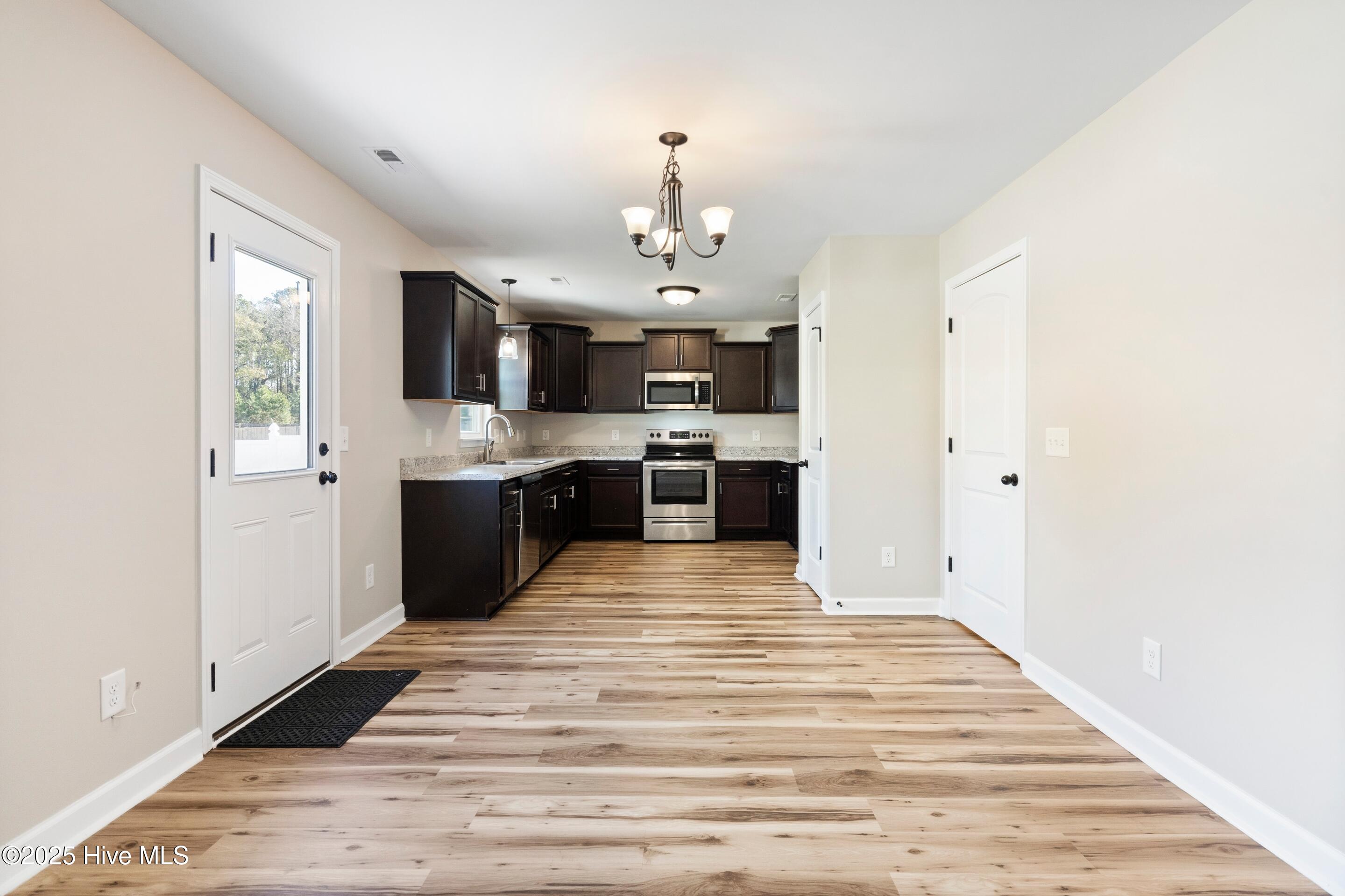 100545716 | Photo 18