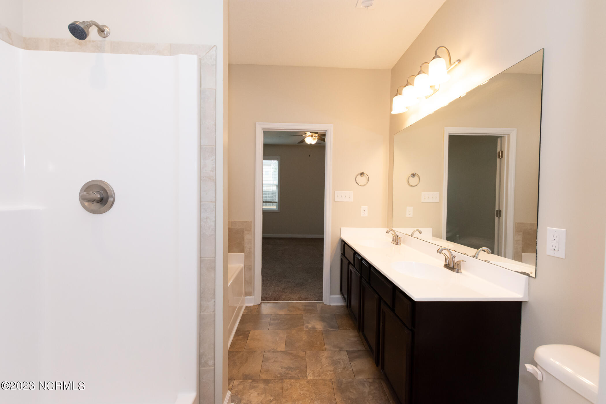 100543785 | Photo 38