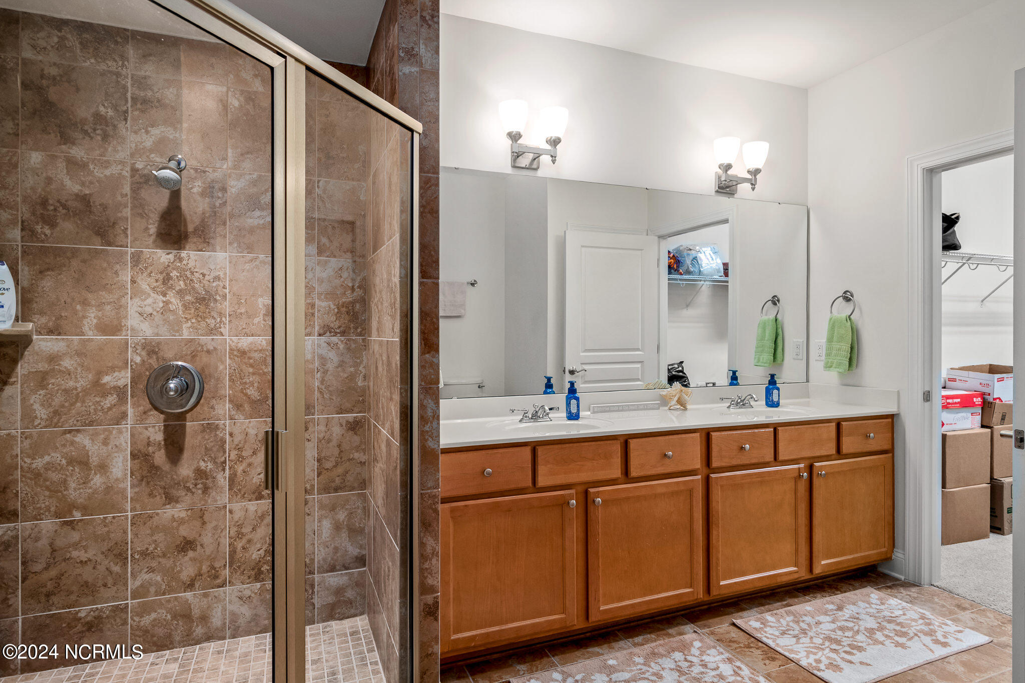 100453828 | Photo 24