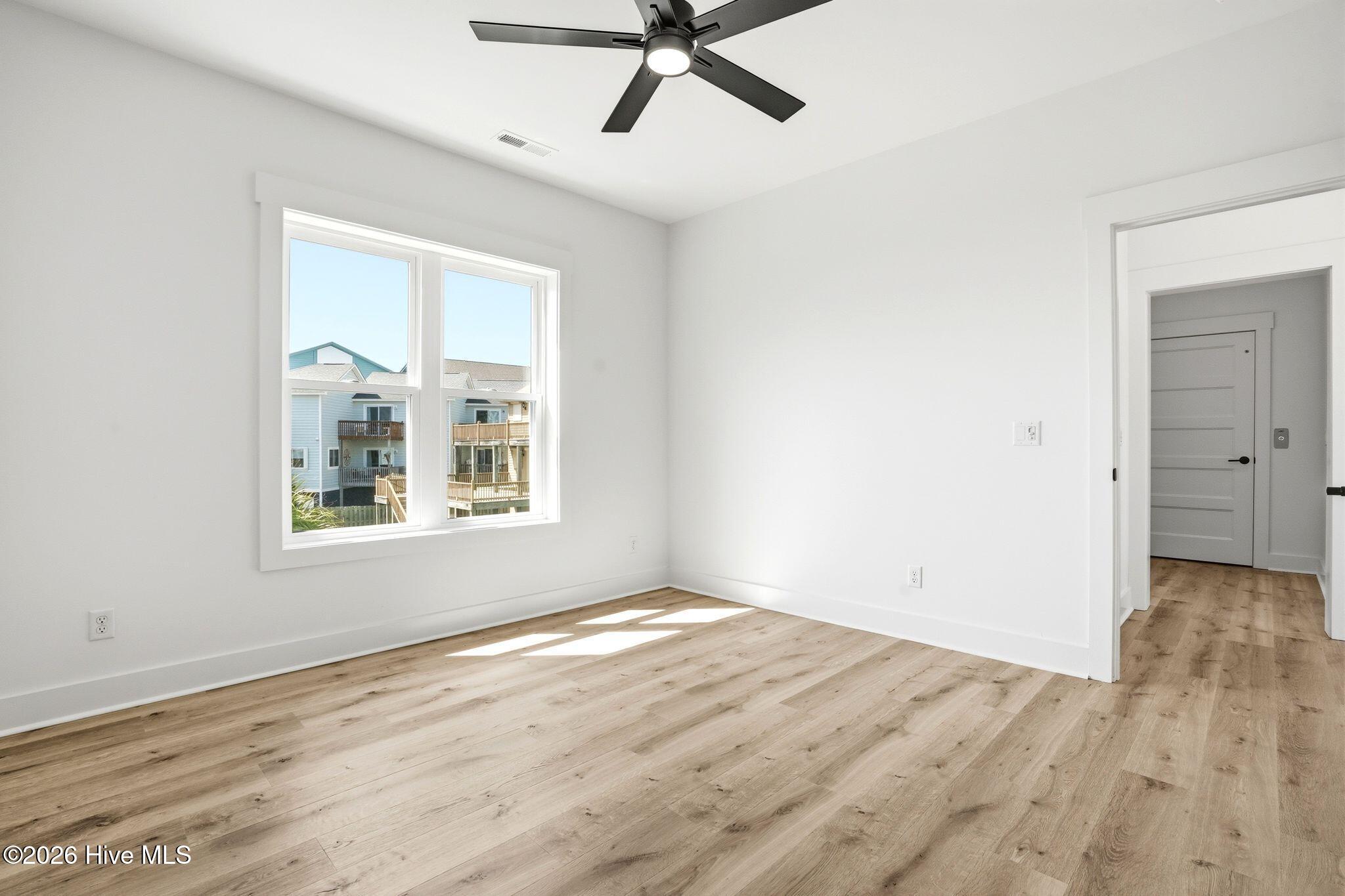 100561284 | Photo 25