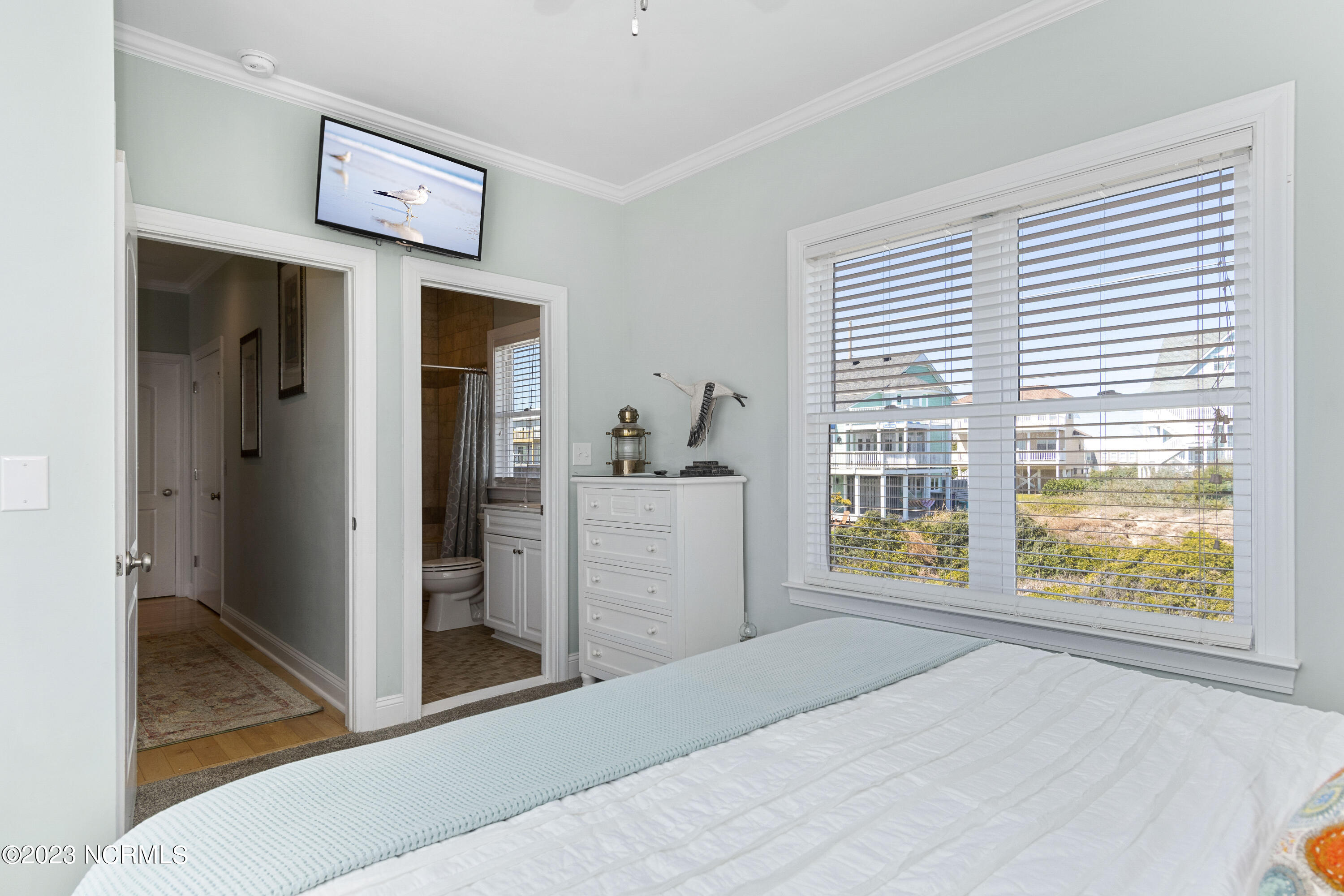 100565817 | Photo 36