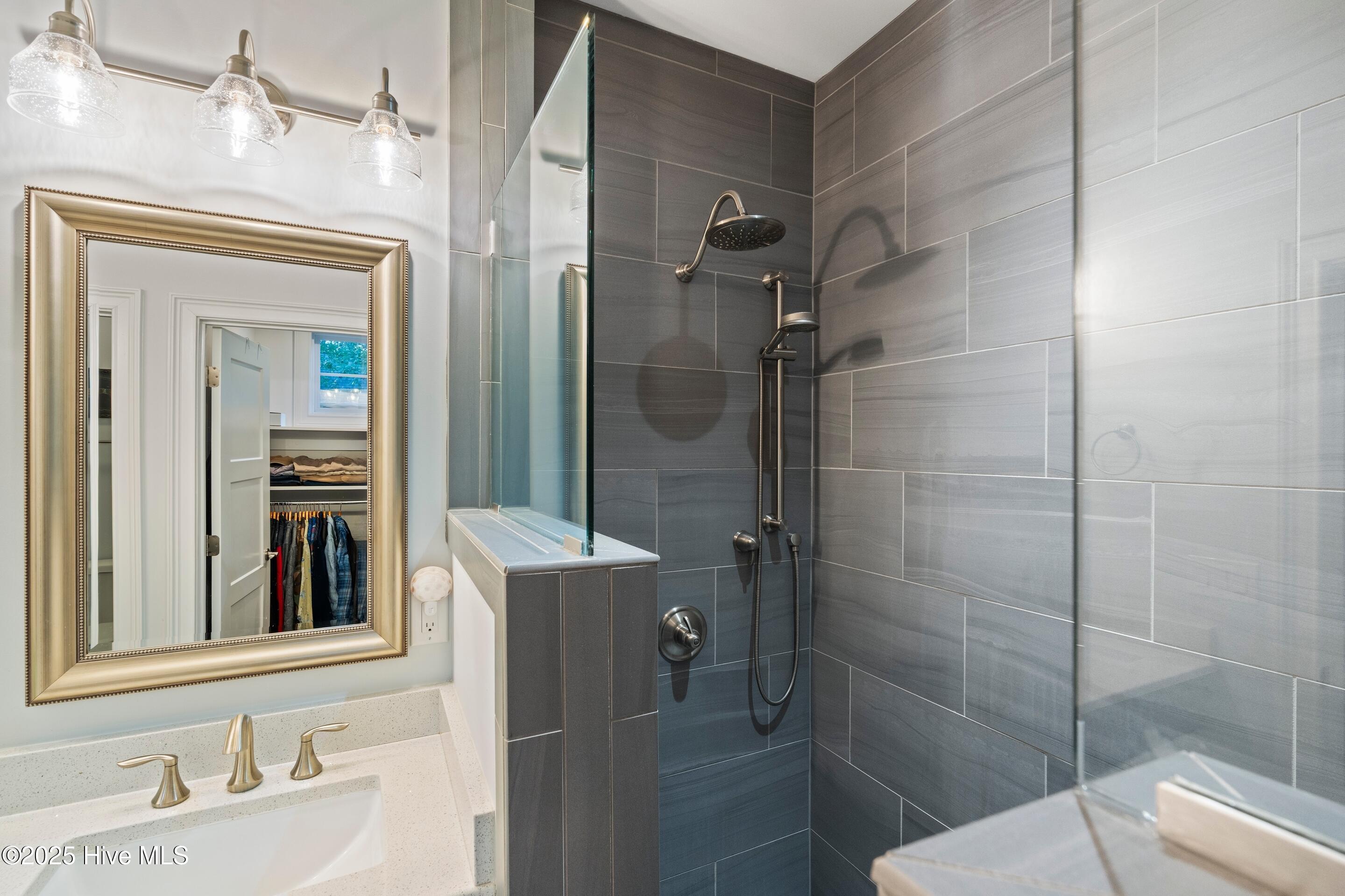 100542073 | Photo 29