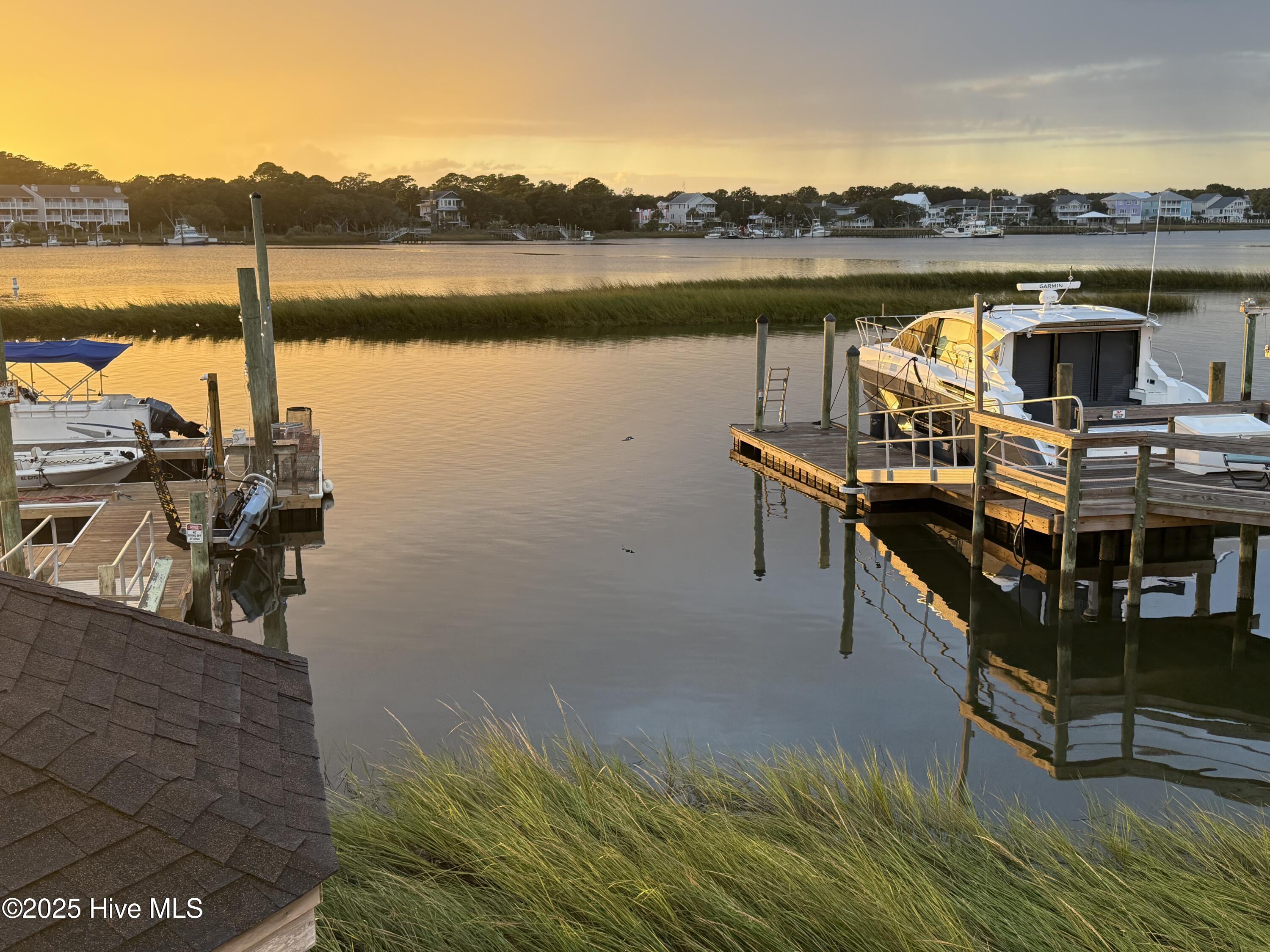 100536388 | Photo 35