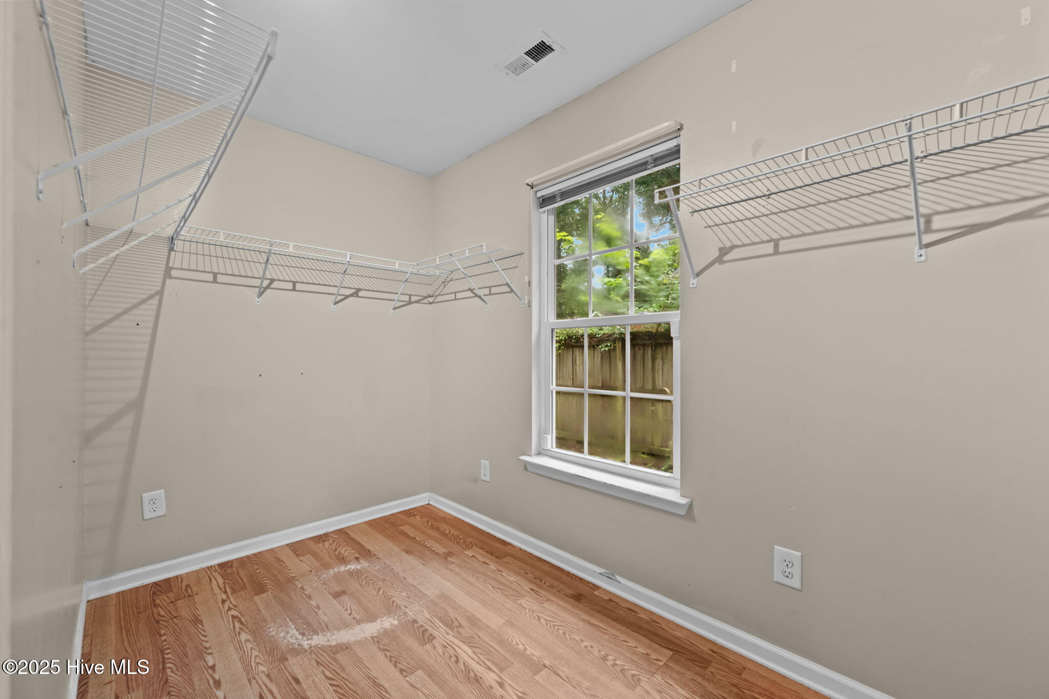 100522218 | Photo 26