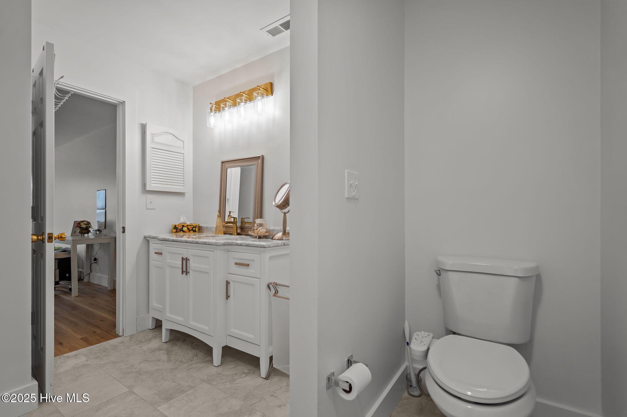 100543916 | Photo 27