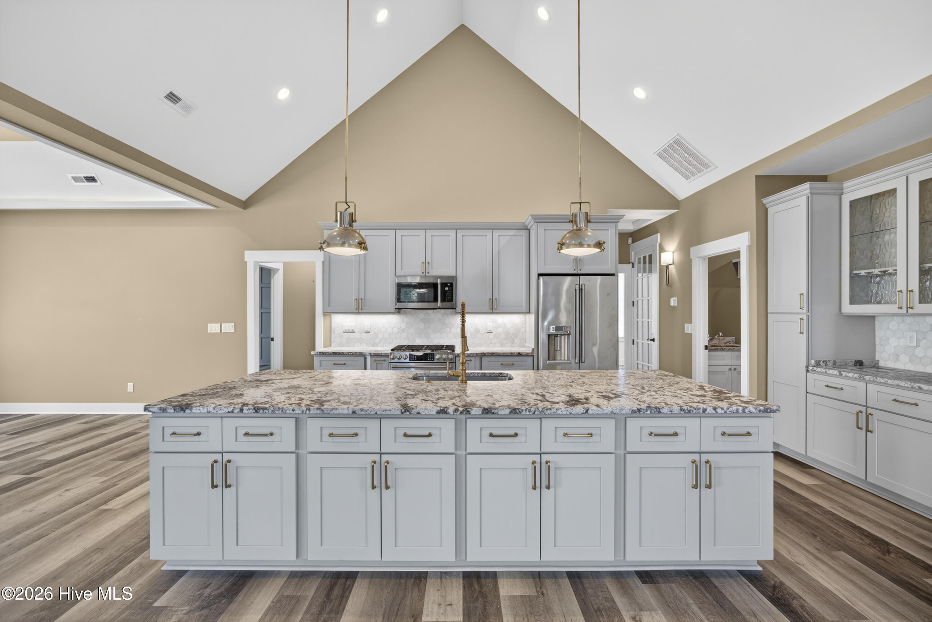 100569496 | Photo 16