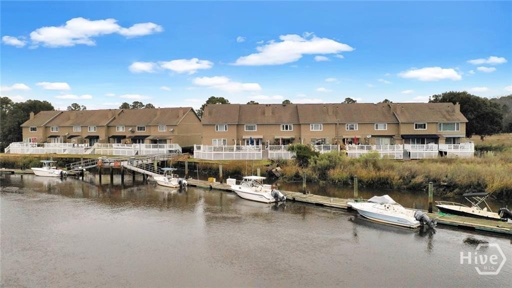 Situated directly on the water, this community is unique. There are no other communities on Savannah's Southside that have dock space available for year round usage.