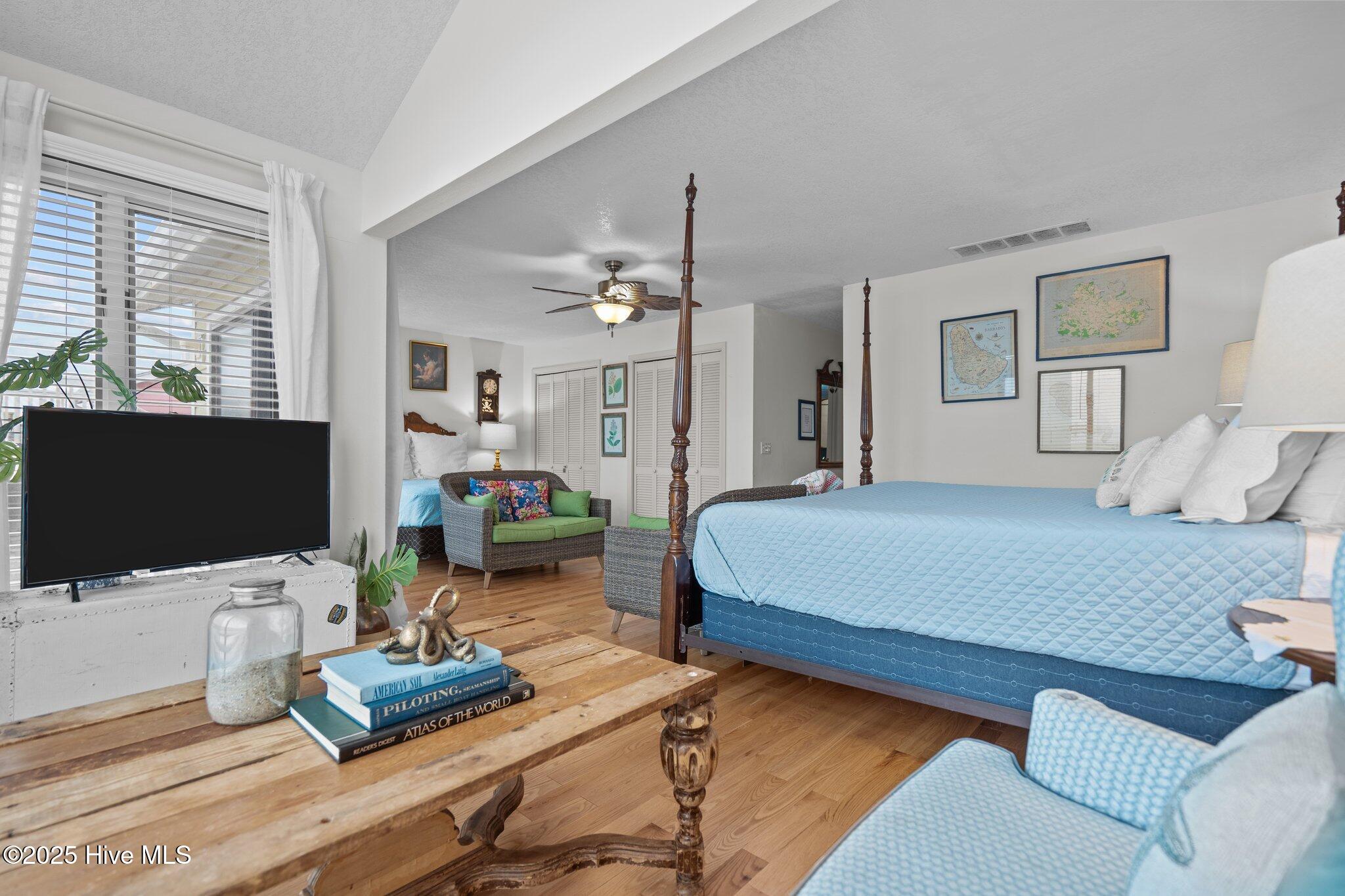 100564100 | Photo 27