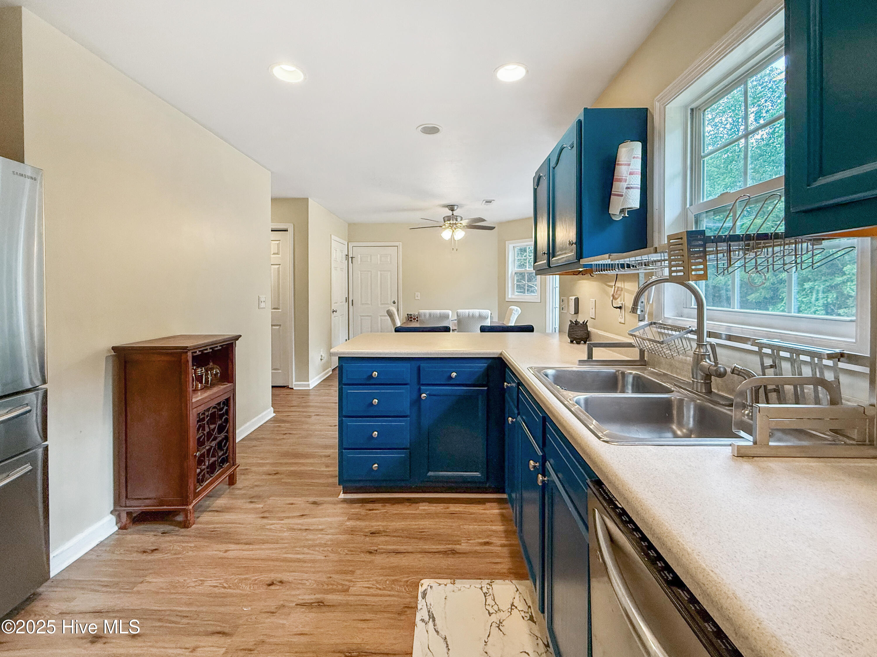 100528290 | Photo 16