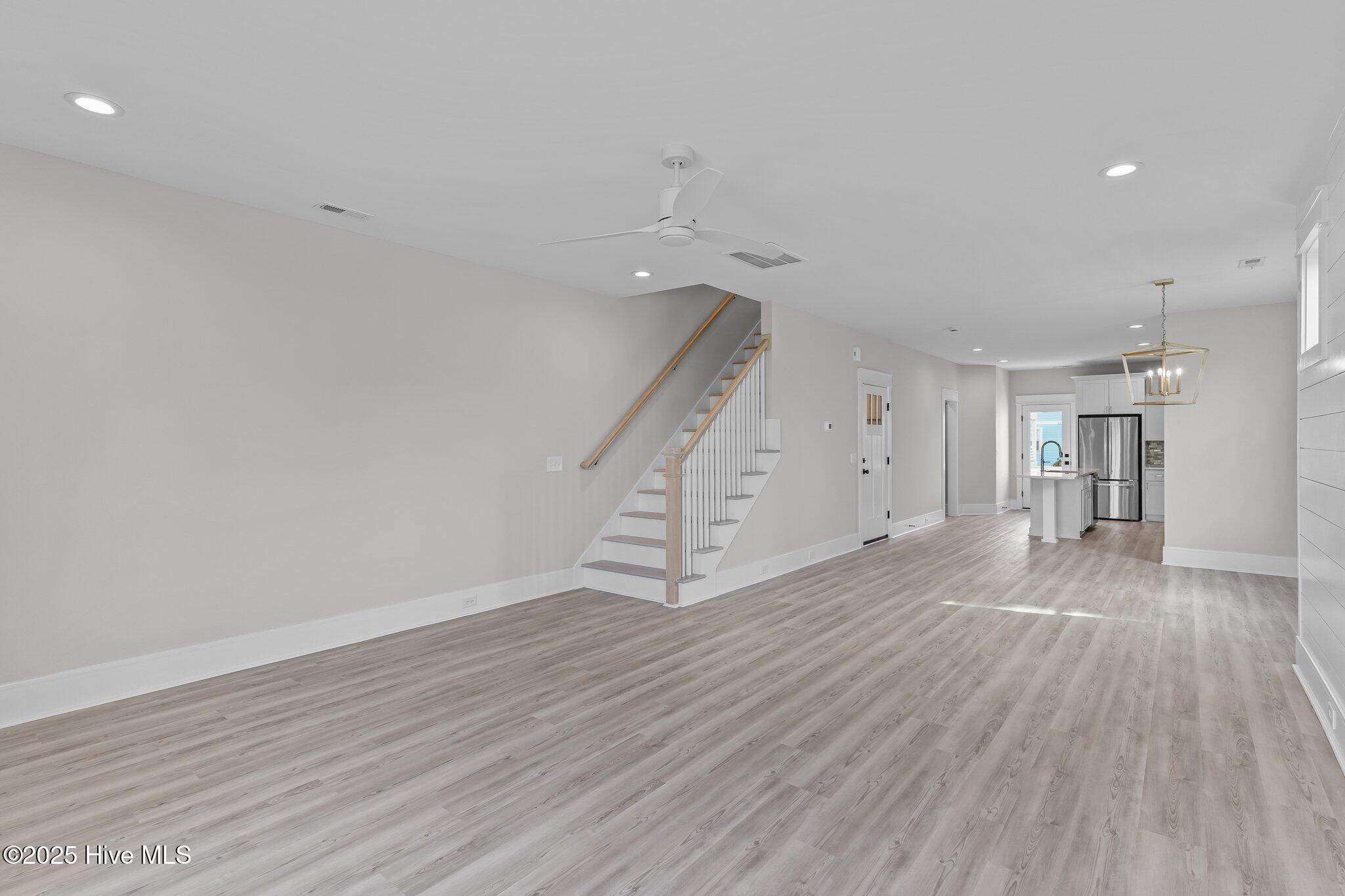 100560539 | Photo 19