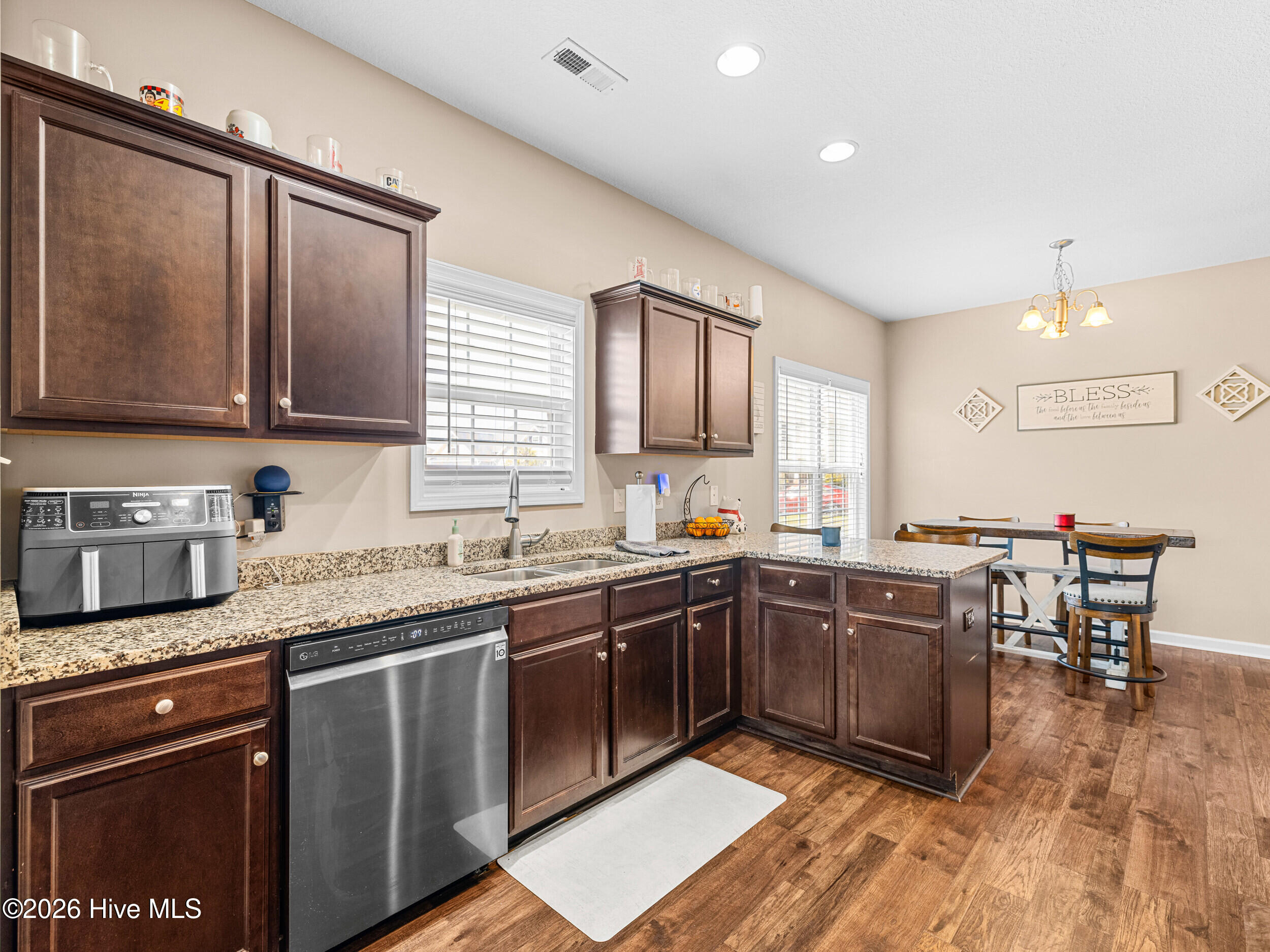 100568044 | Photo 21