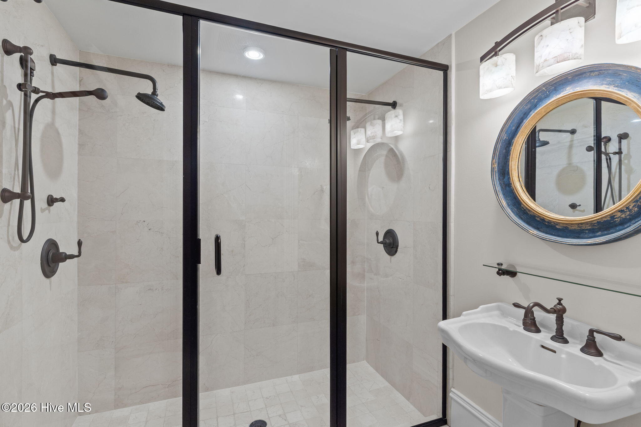 100552689 | Photo 86