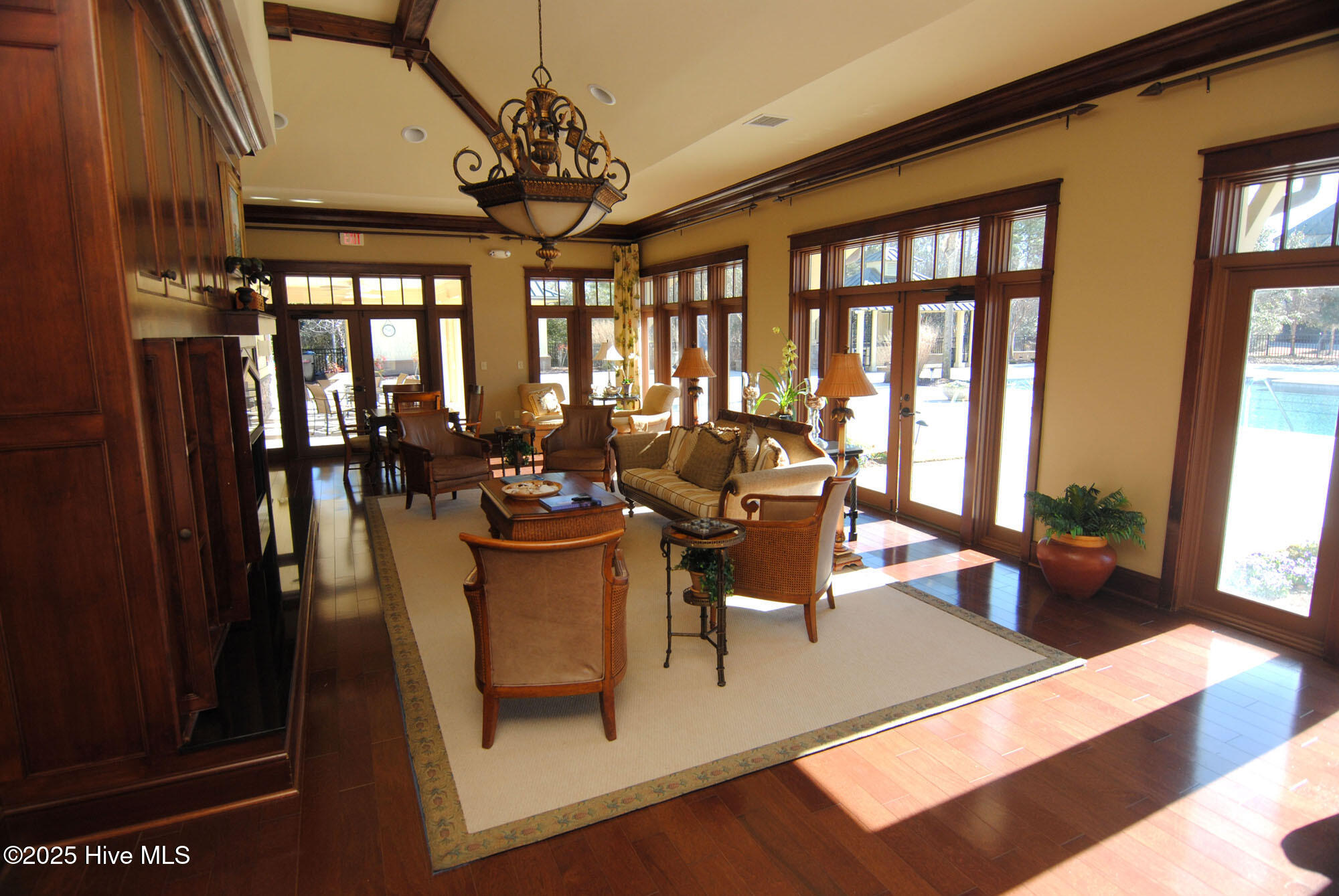 100536723 | Photo 71